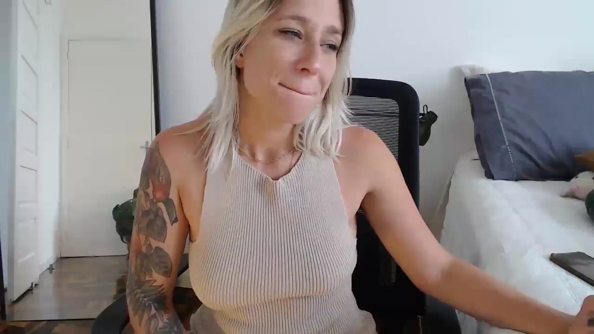 Gallery image thumbnail from Demmetria's myfreecams stream on, 02/15/2024, 20:04 image 14 of 20