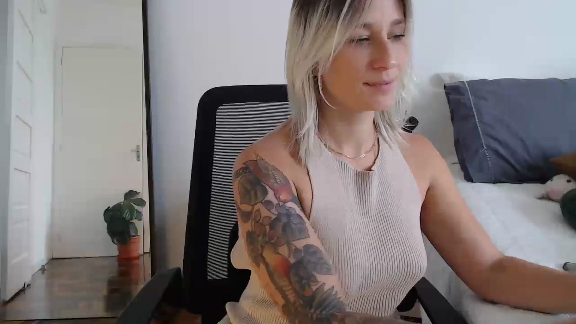 Gallery image thumbnail from Demmetria's myfreecams stream on, 02/15/2024, 20:04 image 19 of 20