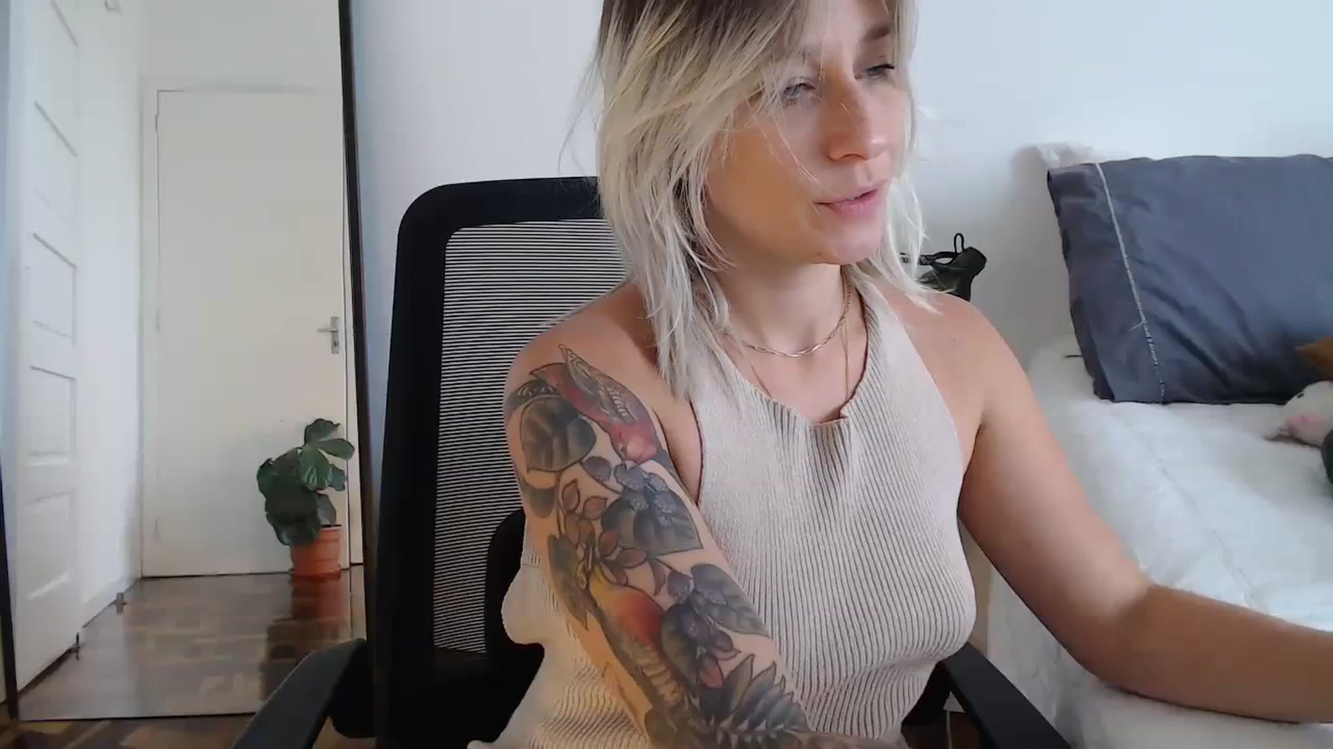 Gallery image thumbnail from Demmetria's myfreecams stream on, 02/15/2024, 20:04 image 1 of 20