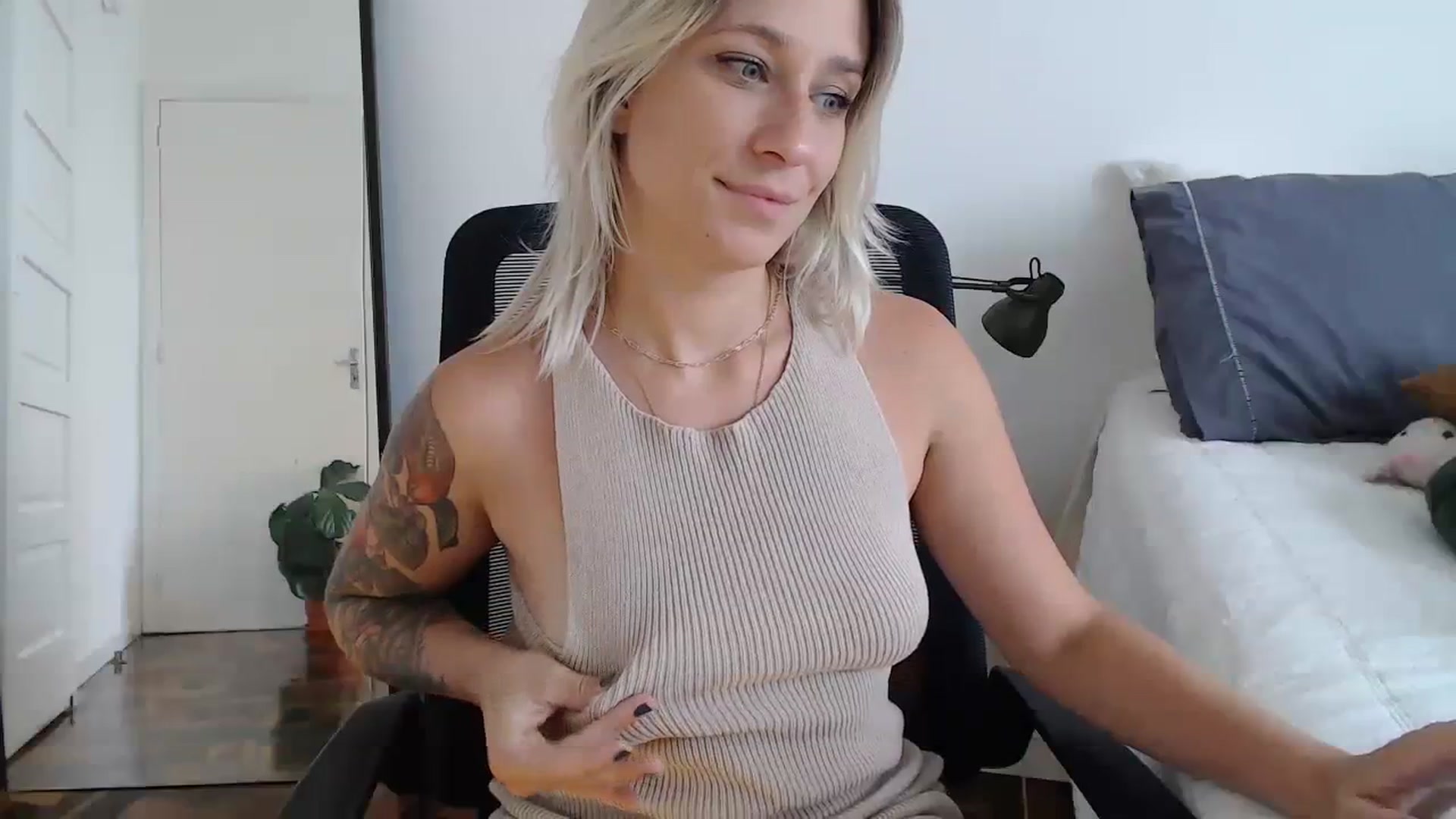 Gallery image thumbnail from Demmetria's myfreecams stream on, 02/15/2024, 20:04 image 5 of 20