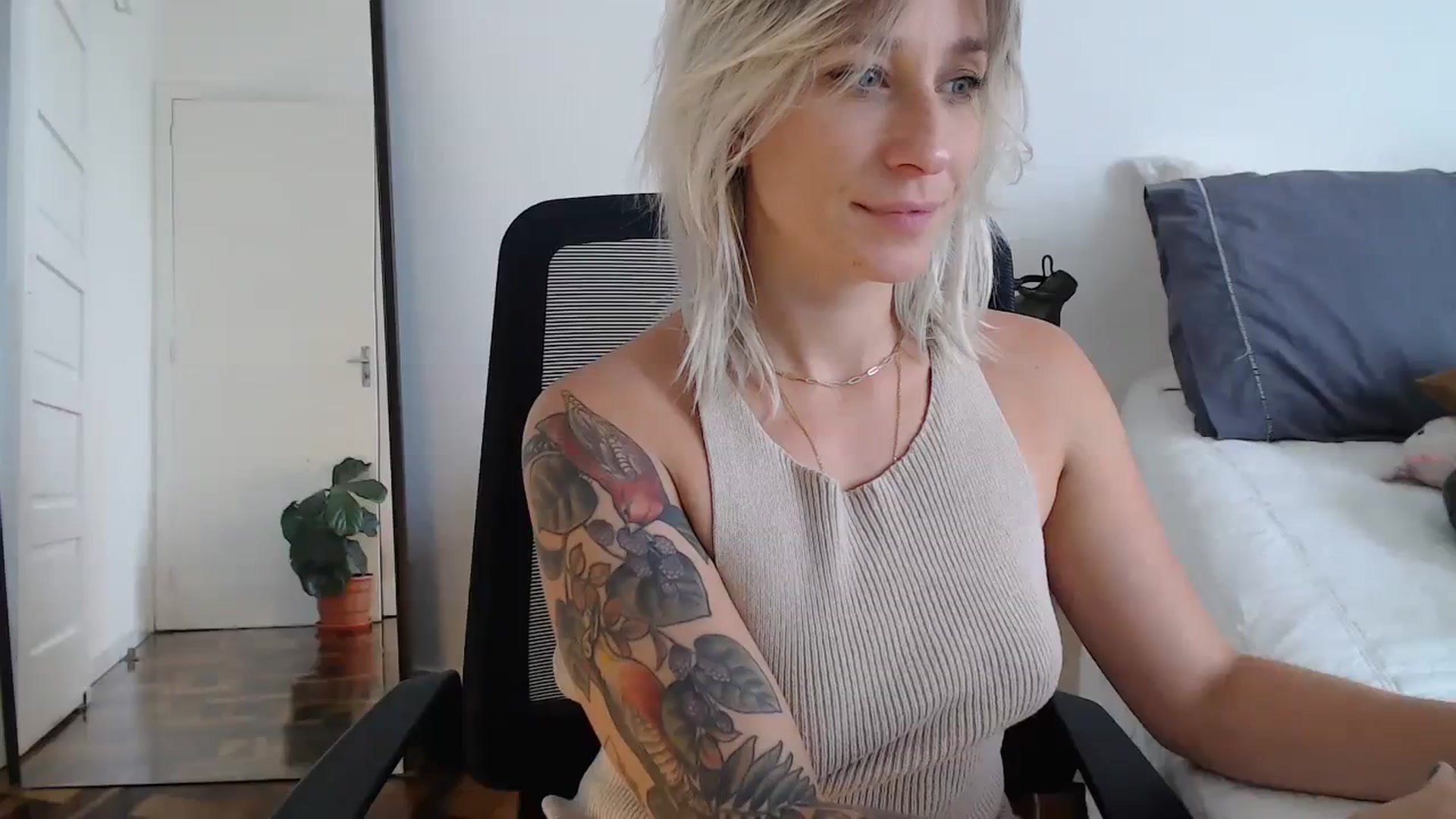 Gallery image thumbnail from Demmetria's myfreecams stream on, 02/15/2024, 20:04 image 3 of 20