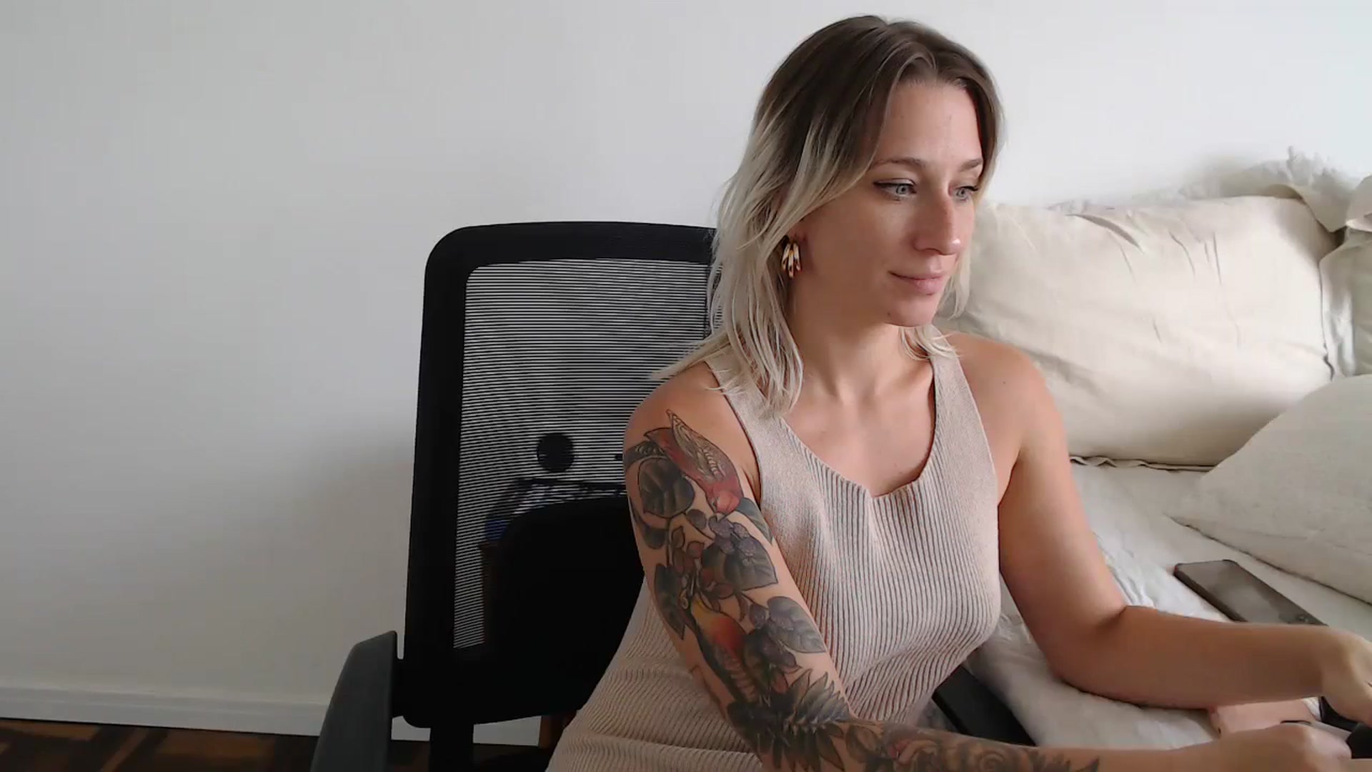 Gallery image thumbnail from Demmetria's myfreecams stream on, 03/13/2024, 18:11 image 16 of 20