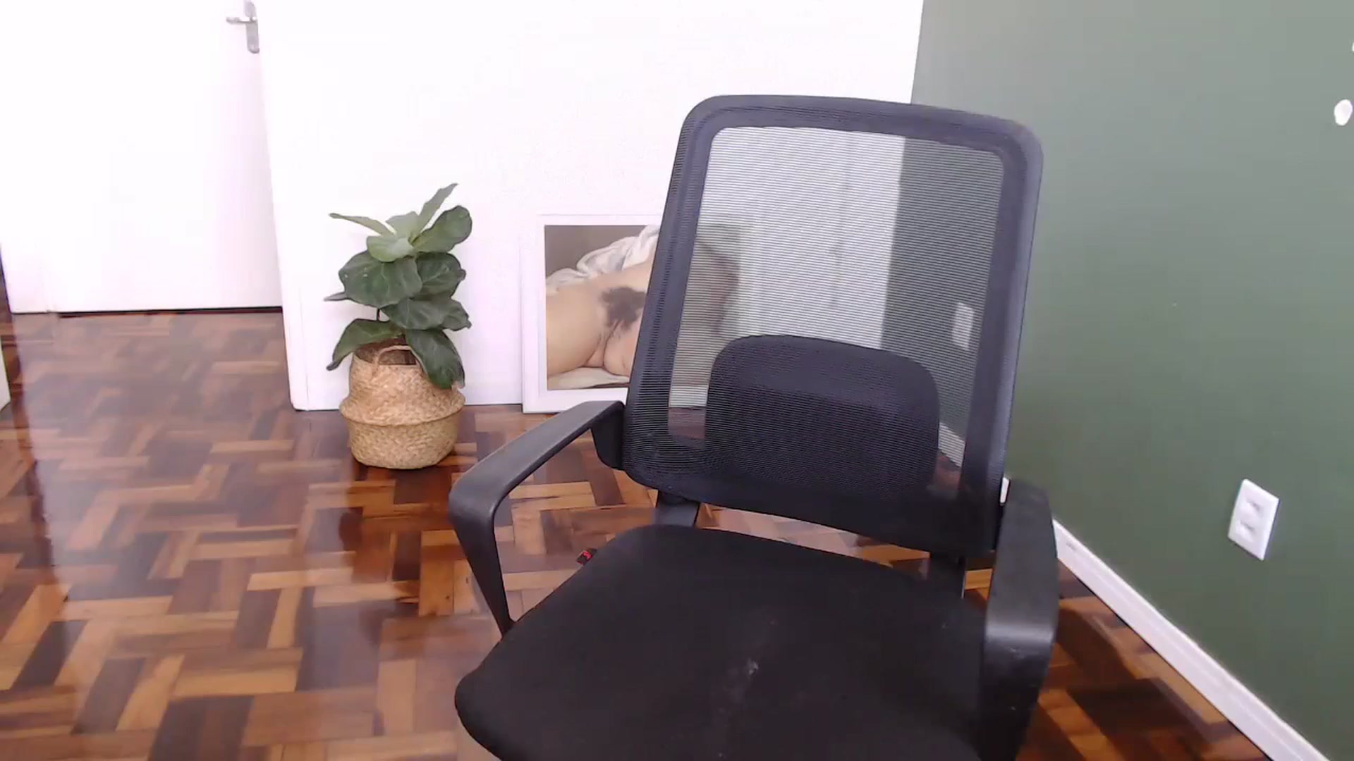 Gallery image thumbnail from Demmetria's myfreecams stream on, 03/25/2024, 13:33 image 3 of 20
