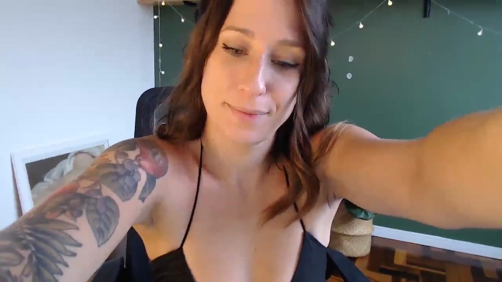 Gallery image thumbnail from Demmetria's myfreecams stream on, 05/02/2024, 18:13 image 12 of 20