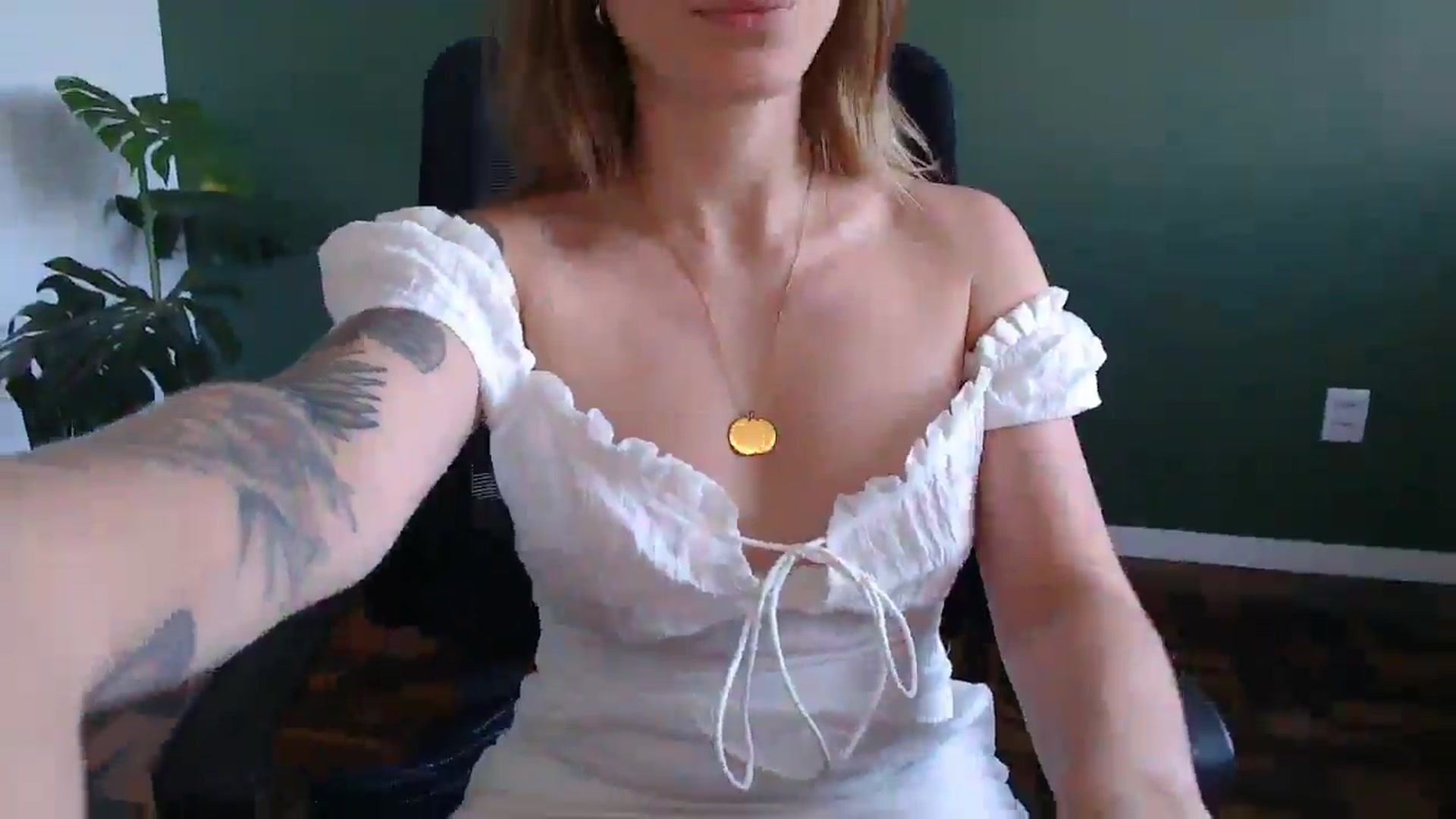 Gallery image thumbnail from Demmetria's myfreecams stream on, 05/05/2025, 18:03 image 17 of 20