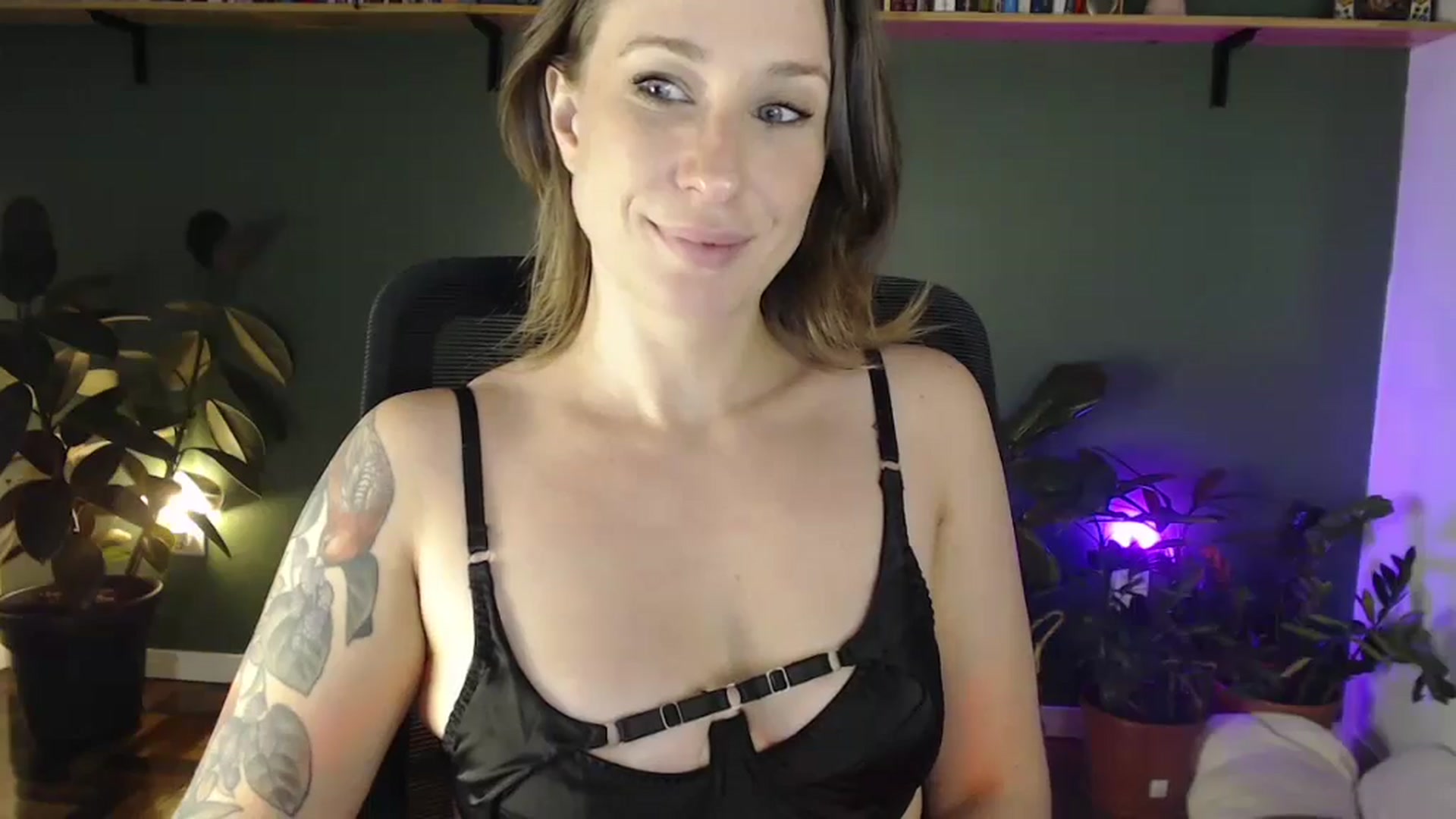 Gallery image thumbnail from Demmetria's myfreecams stream on, 12/10/2025, 17:14 image 5 of 20