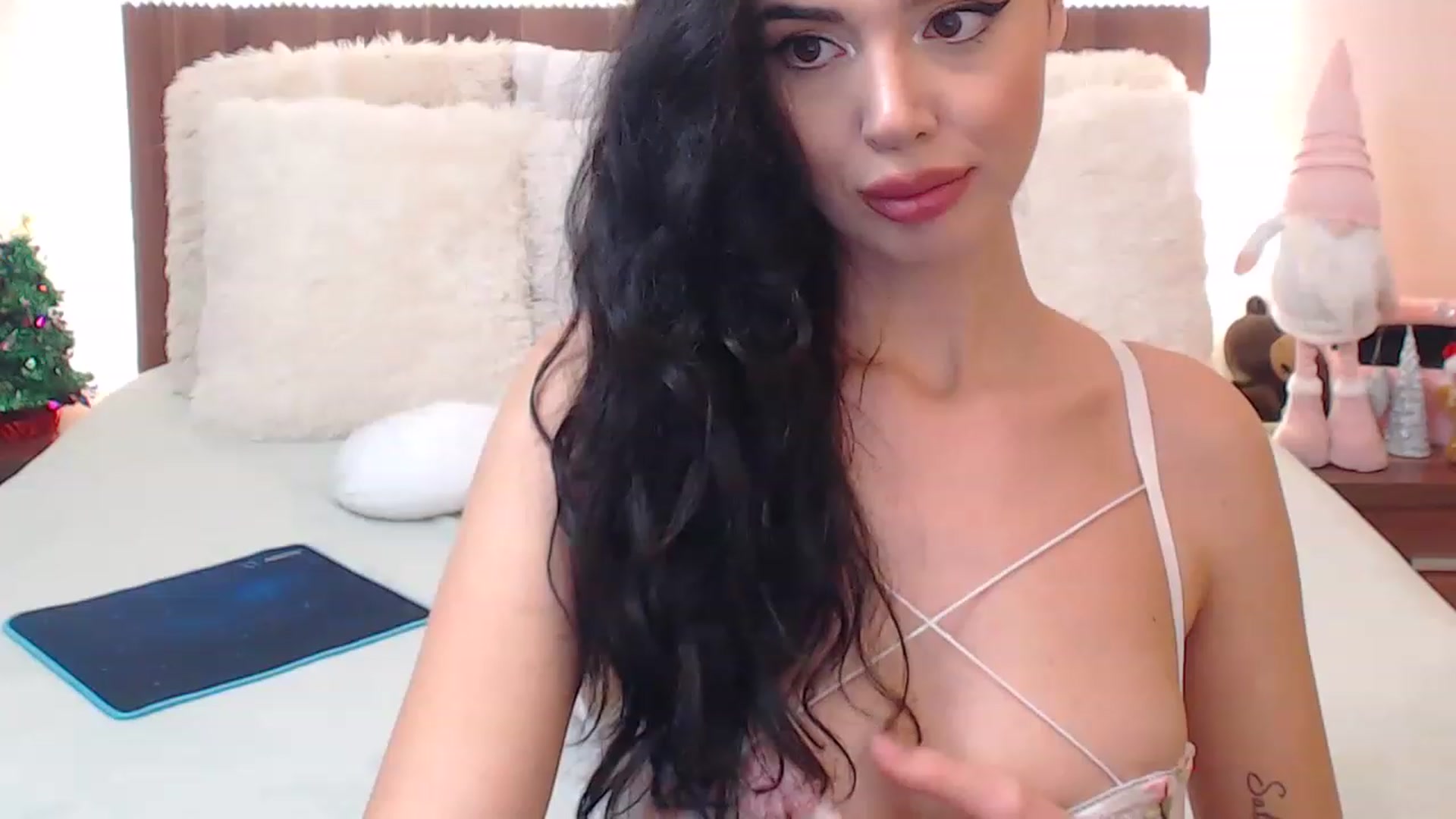 Gallery image thumbnail from DestinyFox1's myfreecams stream on, 12/21/2022, 13:05 image 7 of 20