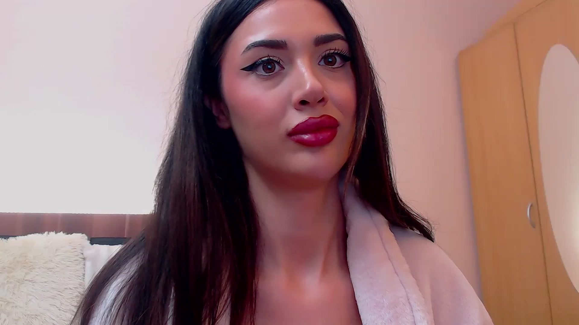 Gallery image thumbnail from DestinyFox1's myfreecams stream on, 12/21/2023, 08:50 image 14 of 20