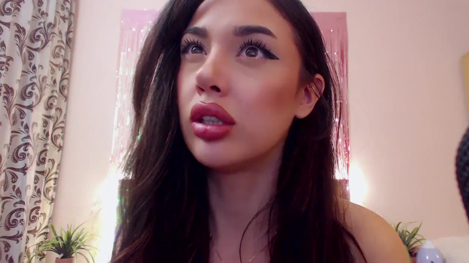 Gallery image thumbnail from DestinyFox1's myfreecams stream on, 03/02/2024, 18:31 image 18 of 20