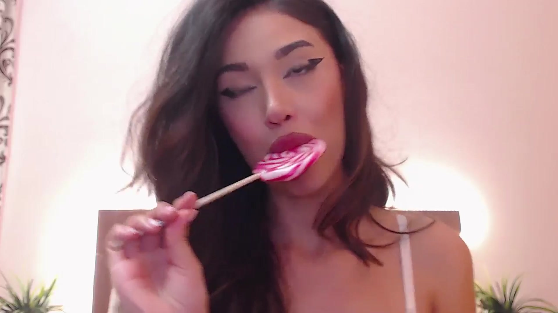 Gallery image thumbnail from DestinyFox1's myfreecams stream on, 06/19/2024, 08:08 image 17 of 20