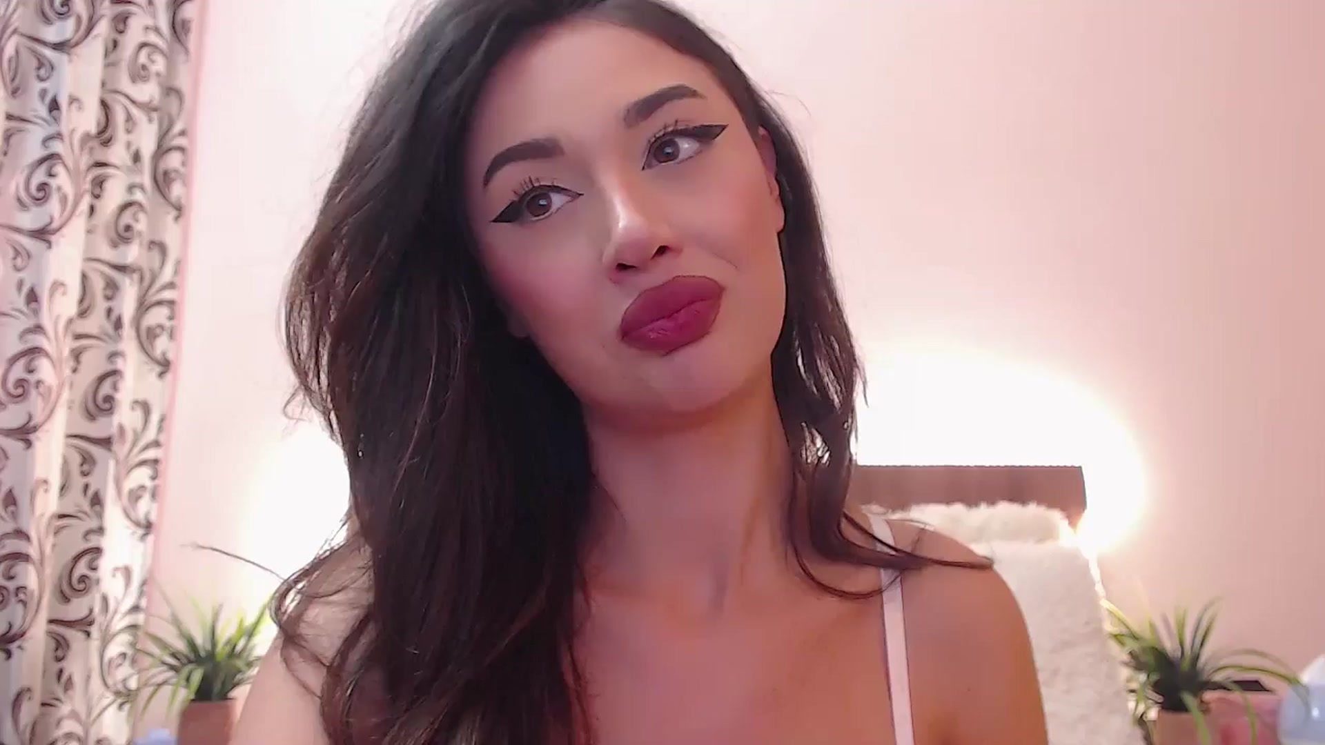 Gallery image thumbnail from DestinyFox1's myfreecams stream on, 06/19/2024, 08:08 image 16 of 20
