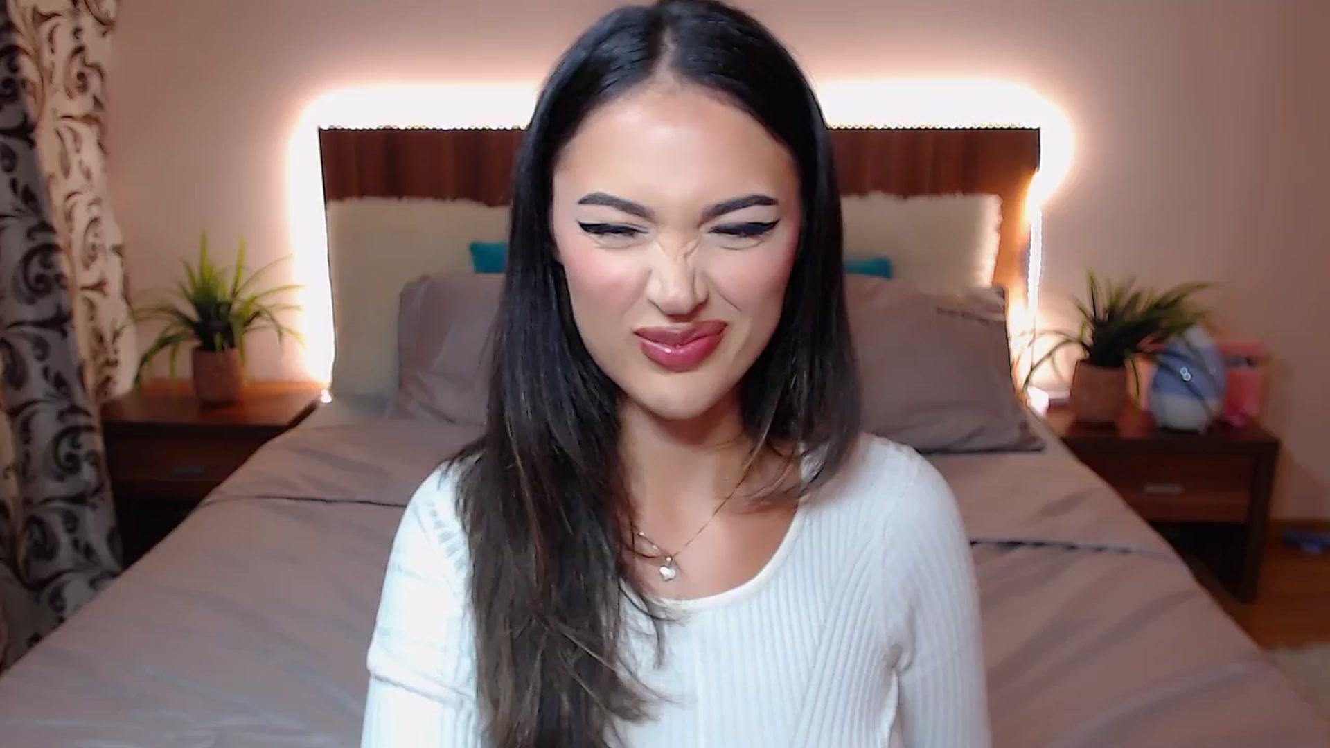 Gallery image thumbnail from DestinyFox1's myfreecams stream on, 10/06/2024, 20:02 image 11 of 20