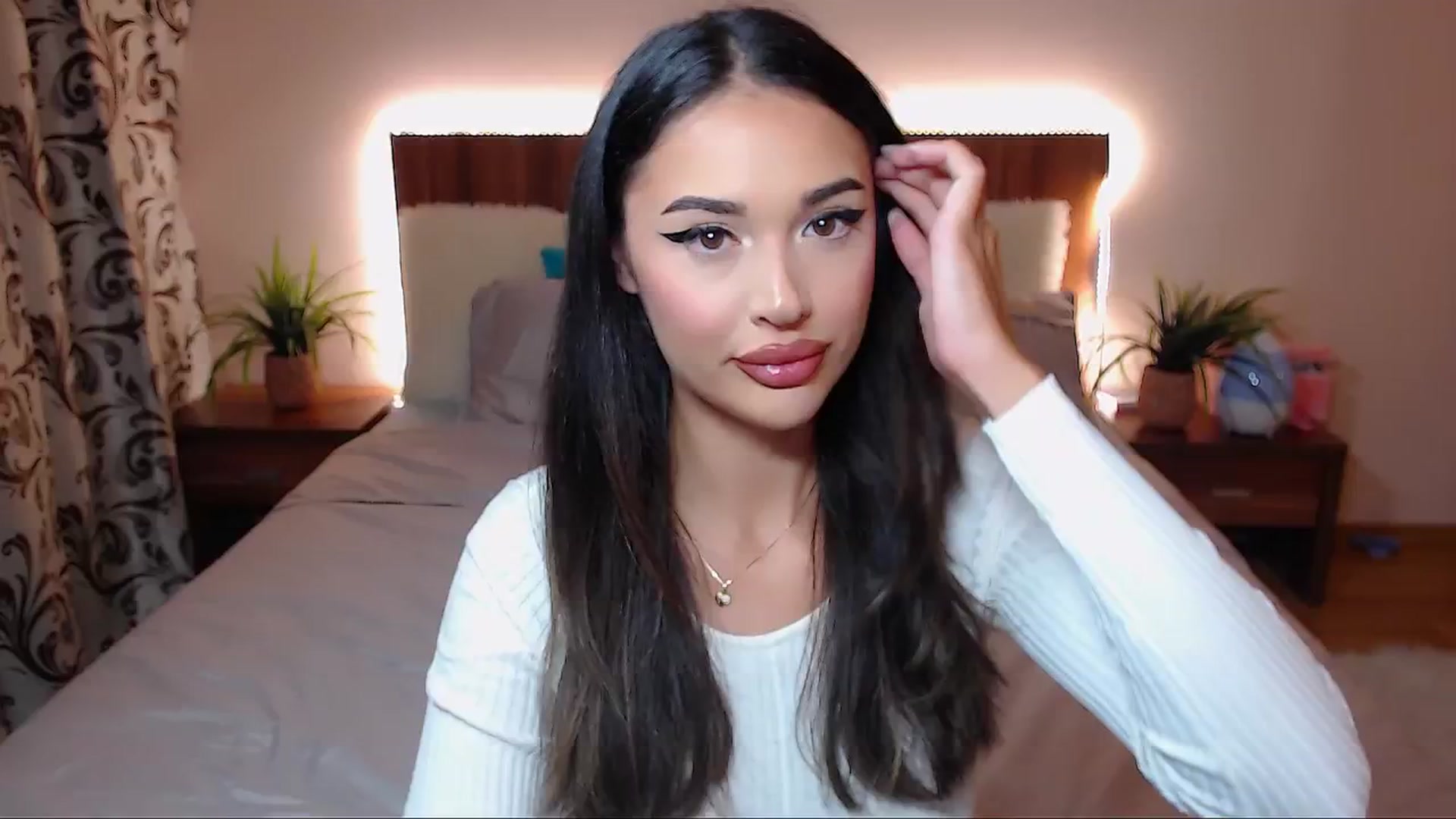 Gallery image thumbnail from DestinyFox1's myfreecams stream on, 10/06/2024, 20:02 image 1 of 20