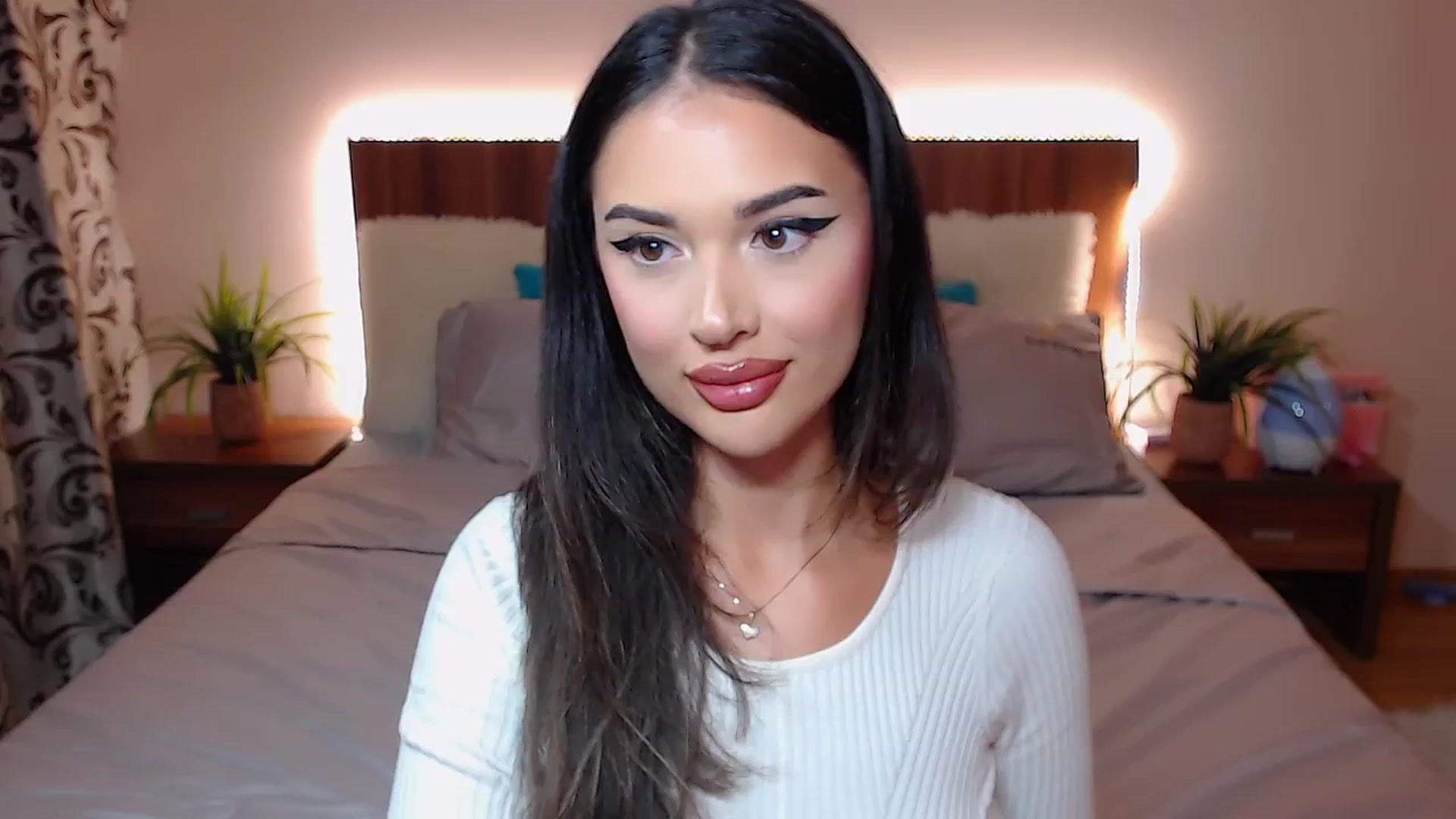 Gallery image thumbnail from DestinyFox1's myfreecams stream on, 10/06/2024, 20:02 image 8 of 20