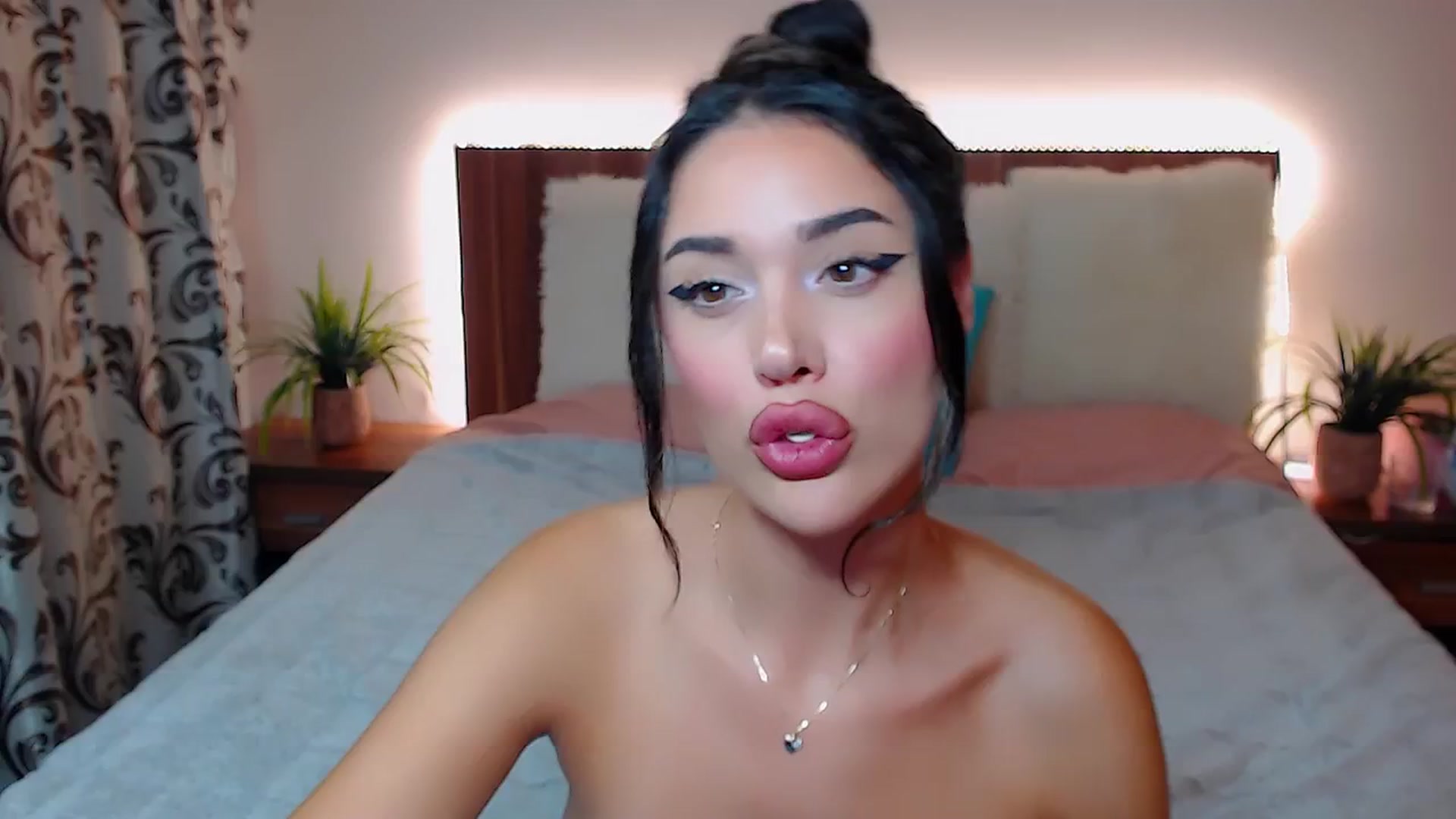Gallery image thumbnail from DestinyFox1's myfreecams stream on, 10/11/2024, 19:21 image 1 of 20