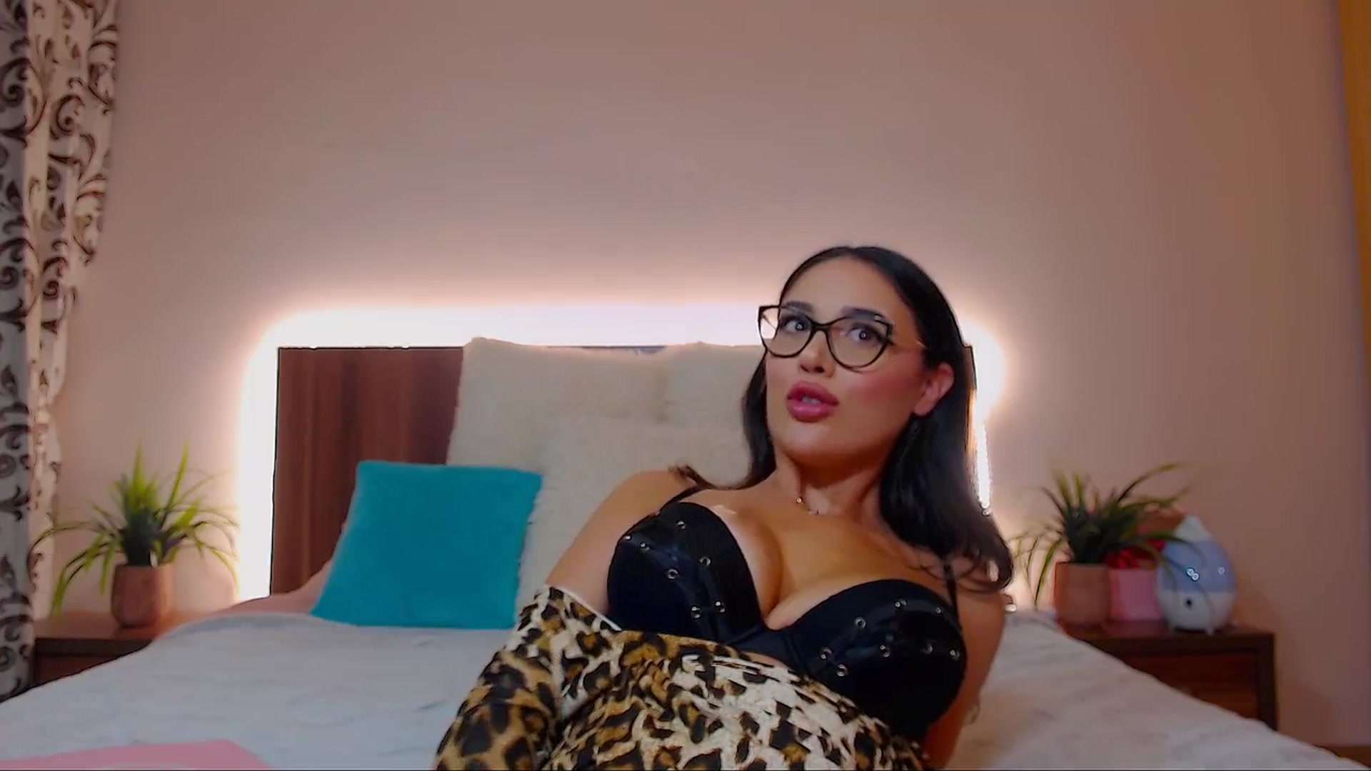 Gallery image thumbnail from DestinyFox1's myfreecams stream on, 10/12/2024, 19:19 image 16 of 20