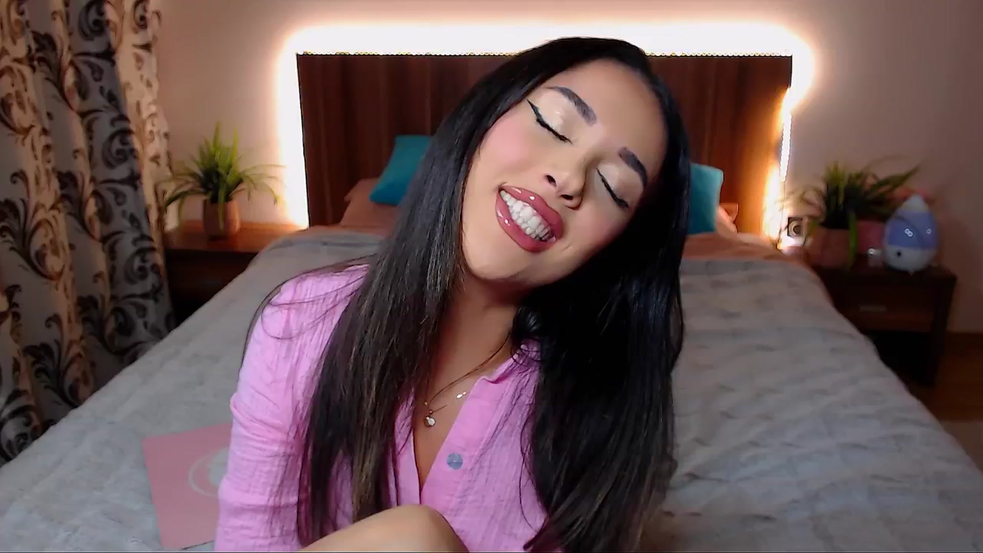 Gallery image thumbnail from DestinyFox1's myfreecams stream on, 10/17/2024, 18:32 image 16 of 20