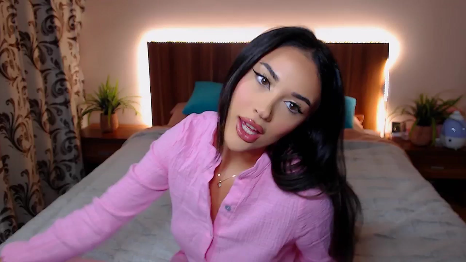 Gallery image thumbnail from DestinyFox1's myfreecams stream on, 10/17/2024, 18:32 image 4 of 20