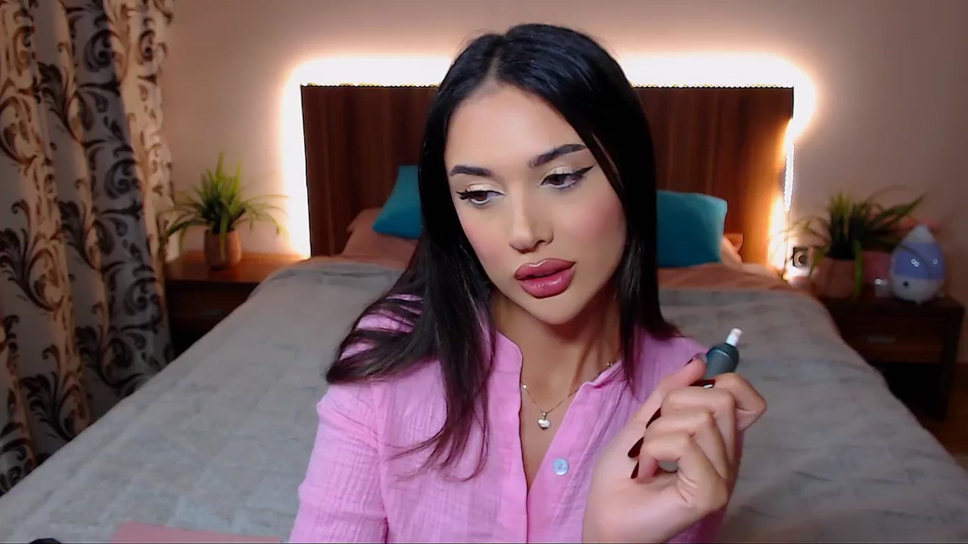 Gallery image thumbnail from DestinyFox1's myfreecams stream on, 10/17/2024, 18:32 image 6 of 20