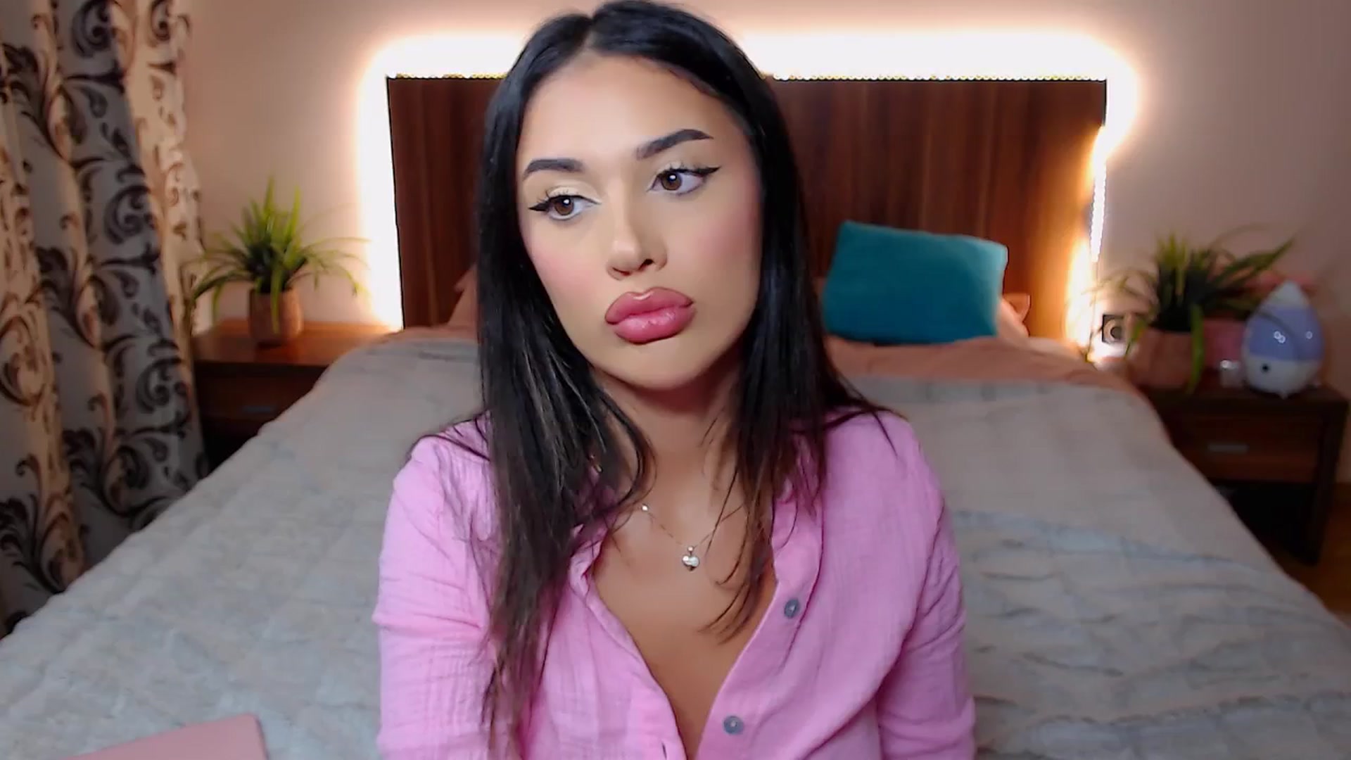 Gallery image thumbnail from DestinyFox1's myfreecams stream on, 10/17/2024, 19:15 image 14 of 20