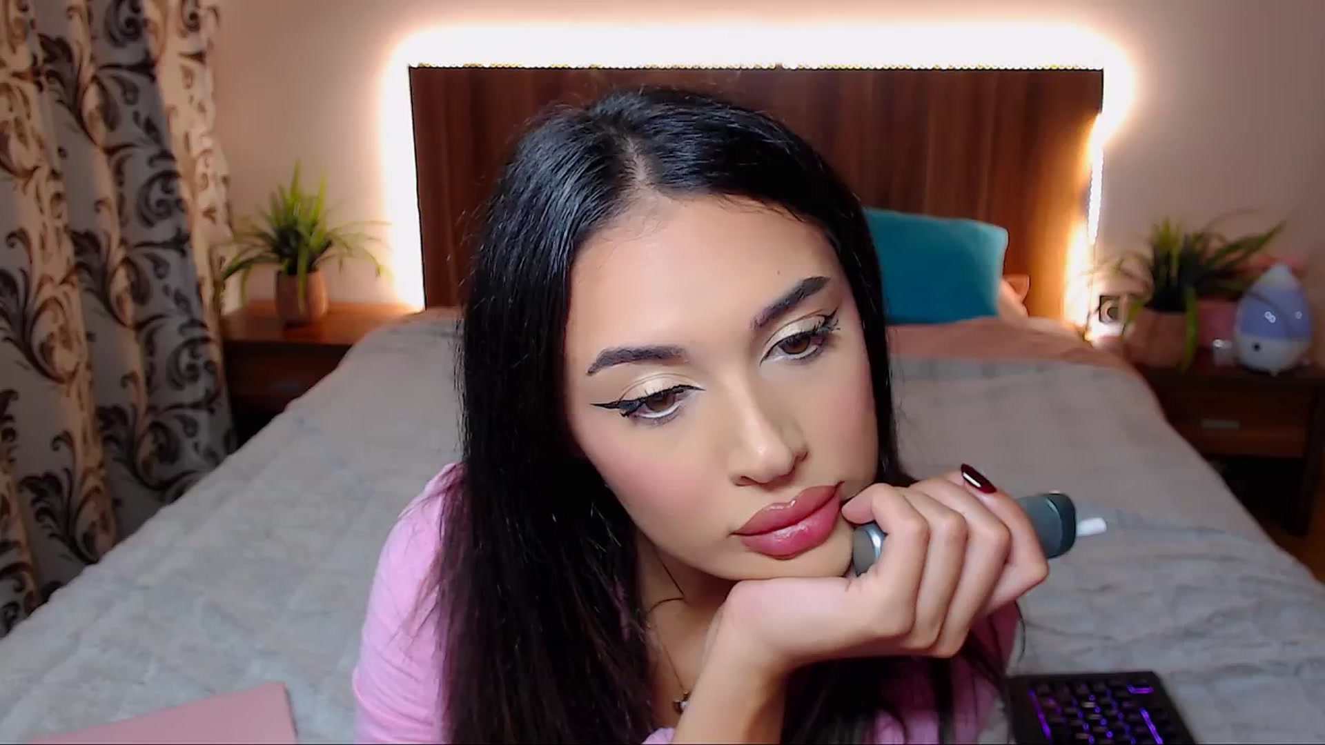 Gallery image thumbnail from DestinyFox1's myfreecams stream on, 10/17/2024, 19:15 image 18 of 20