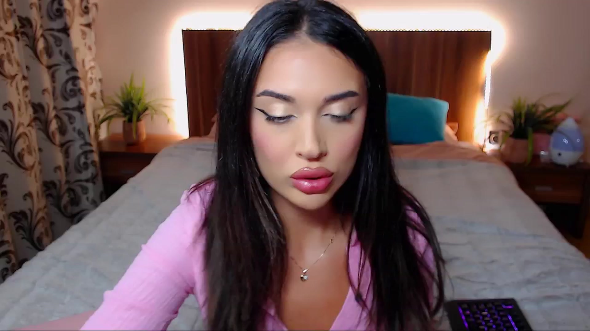Gallery image thumbnail from DestinyFox1's myfreecams stream on, 10/17/2024, 19:15 image 17 of 20