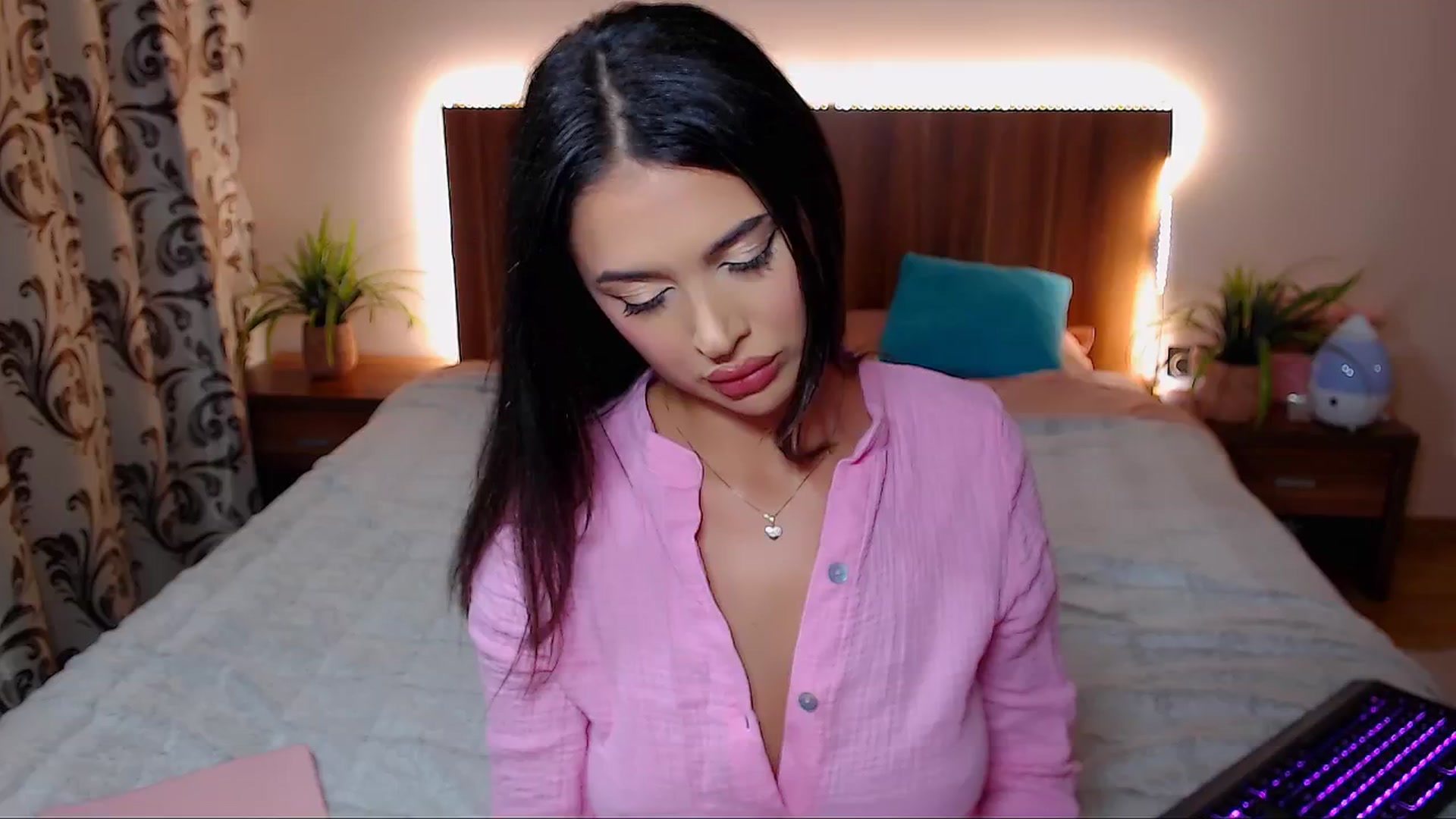 Gallery image thumbnail from DestinyFox1's myfreecams stream on, 10/17/2024, 19:15 image 1 of 20