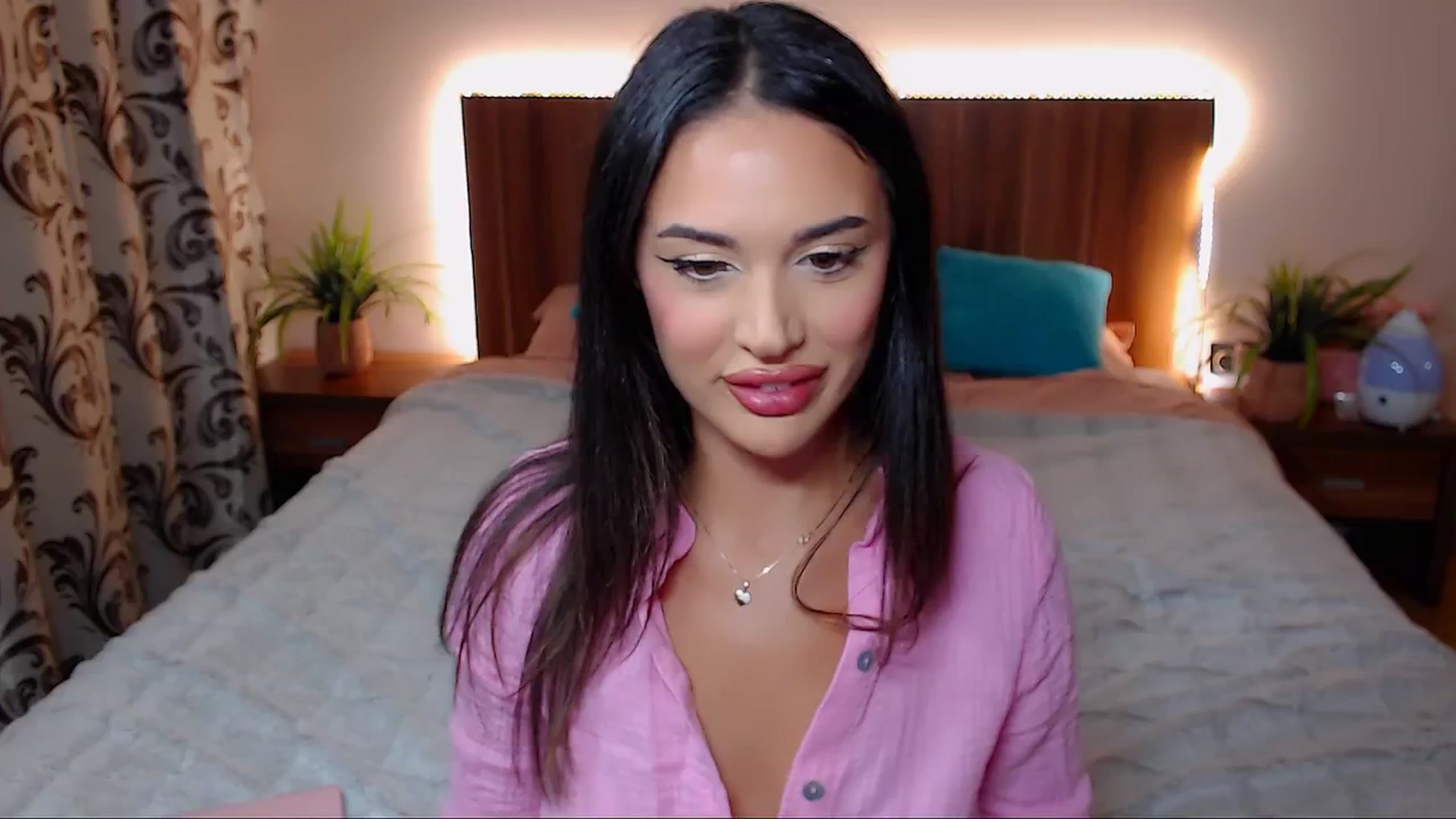 Gallery image thumbnail from DestinyFox1's myfreecams stream on, 10/17/2024, 20:05 image 15 of 20