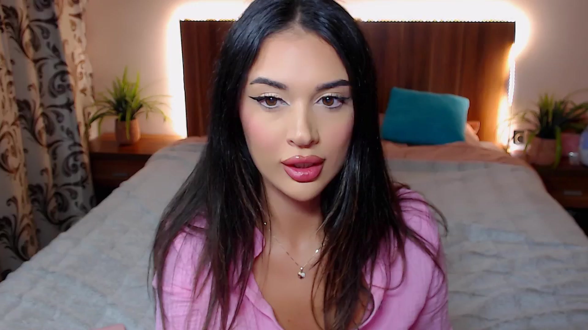 Gallery image thumbnail from DestinyFox1's myfreecams stream on, 10/17/2024, 20:05 image 5 of 20