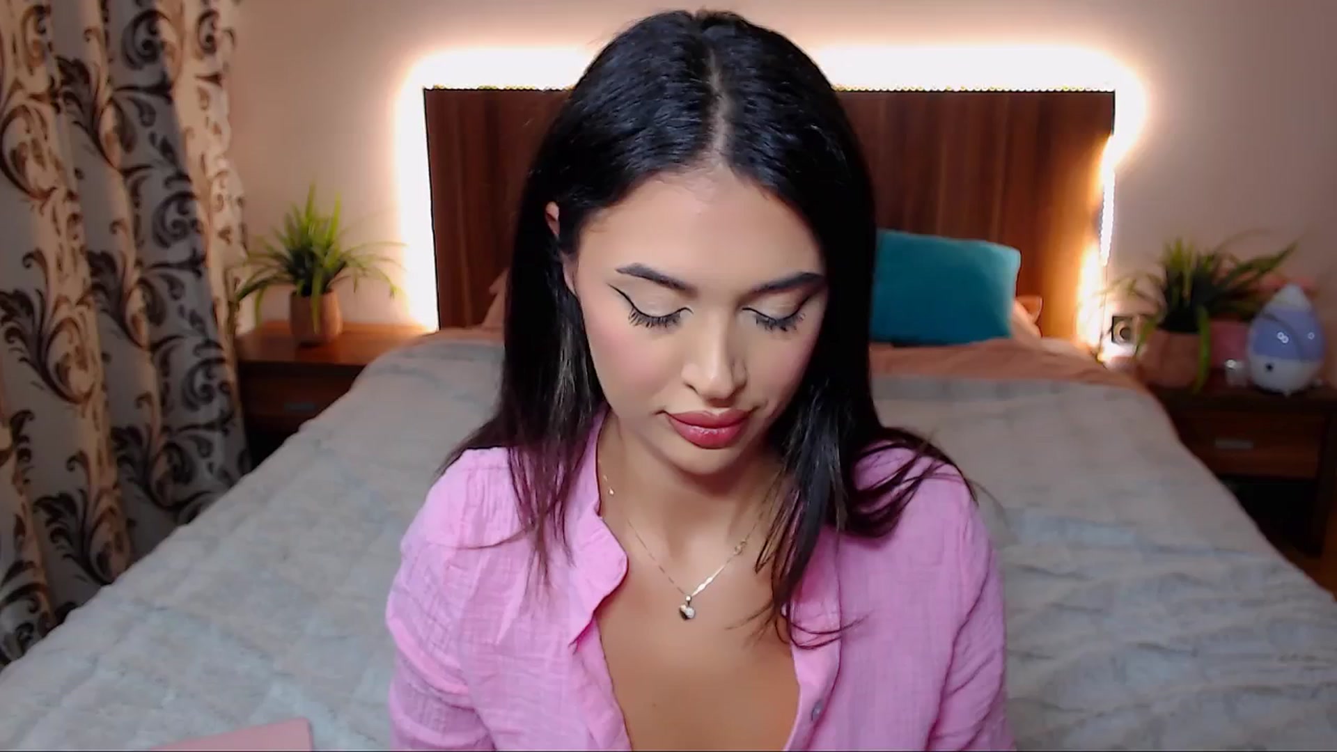Gallery image thumbnail from DestinyFox1's myfreecams stream on, 10/17/2024, 20:05 image 9 of 20
