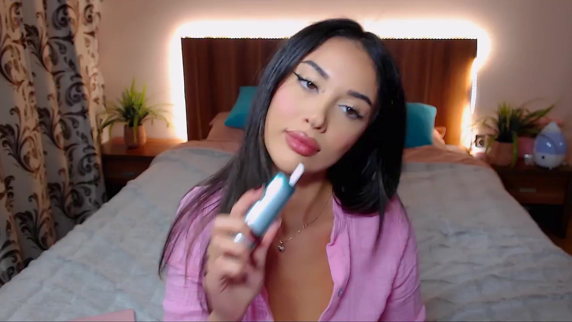 Gallery image thumbnail from DestinyFox1's myfreecams stream on, 10/17/2024, 20:05 image 11 of 20