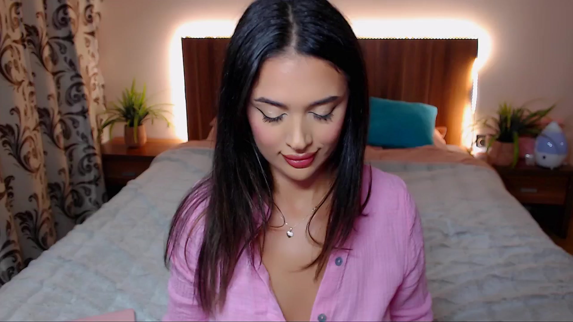 Gallery image thumbnail from DestinyFox1's myfreecams stream on, 10/17/2024, 20:05 image 14 of 20