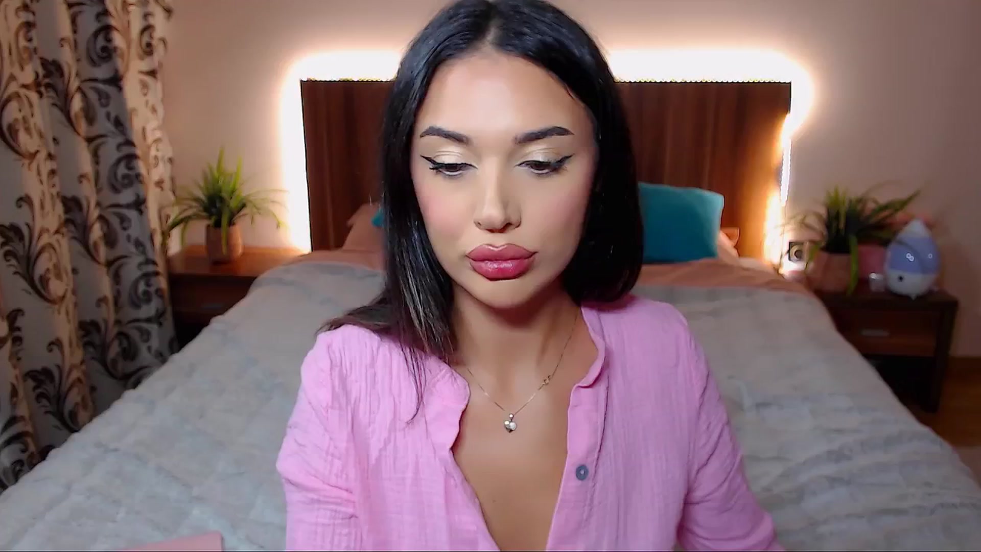 Gallery image thumbnail from DestinyFox1's myfreecams stream on, 10/17/2024, 20:05 image 17 of 20