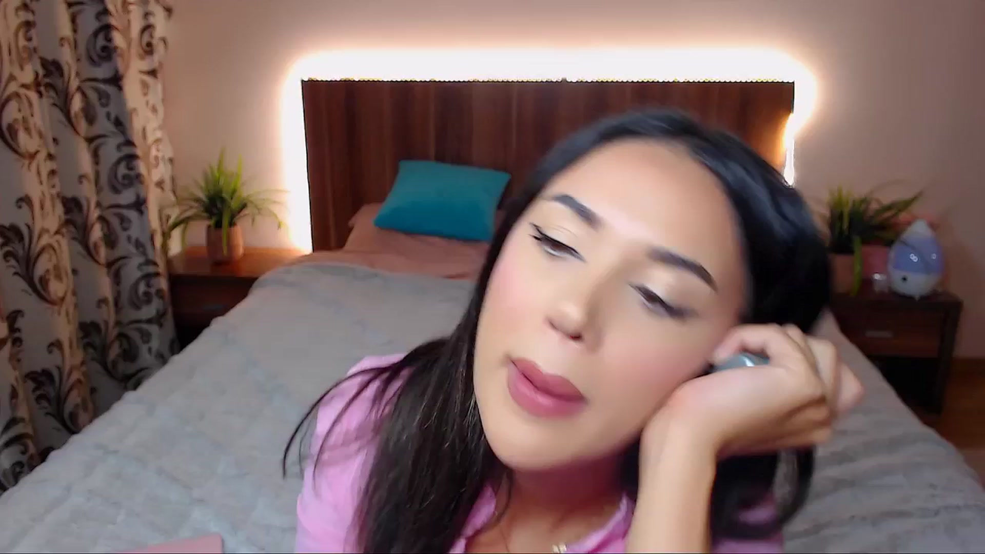 Gallery image thumbnail from DestinyFox1's myfreecams stream on, 10/17/2024, 20:05 image 18 of 20