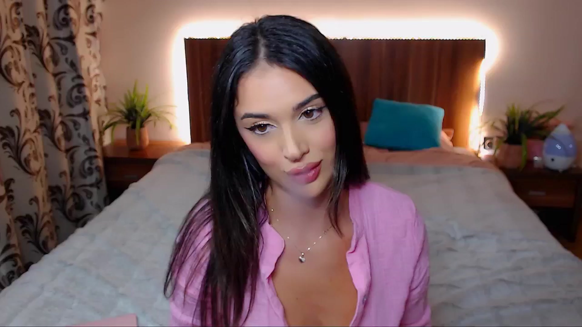 Gallery image thumbnail from DestinyFox1's myfreecams stream on, 10/17/2024, 20:05 image 10 of 20