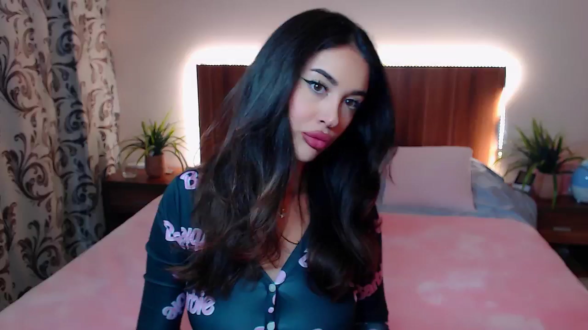 Gallery image thumbnail from DestinyFox1's myfreecams stream on, 11/10/2024, 21:15 image 3 of 20