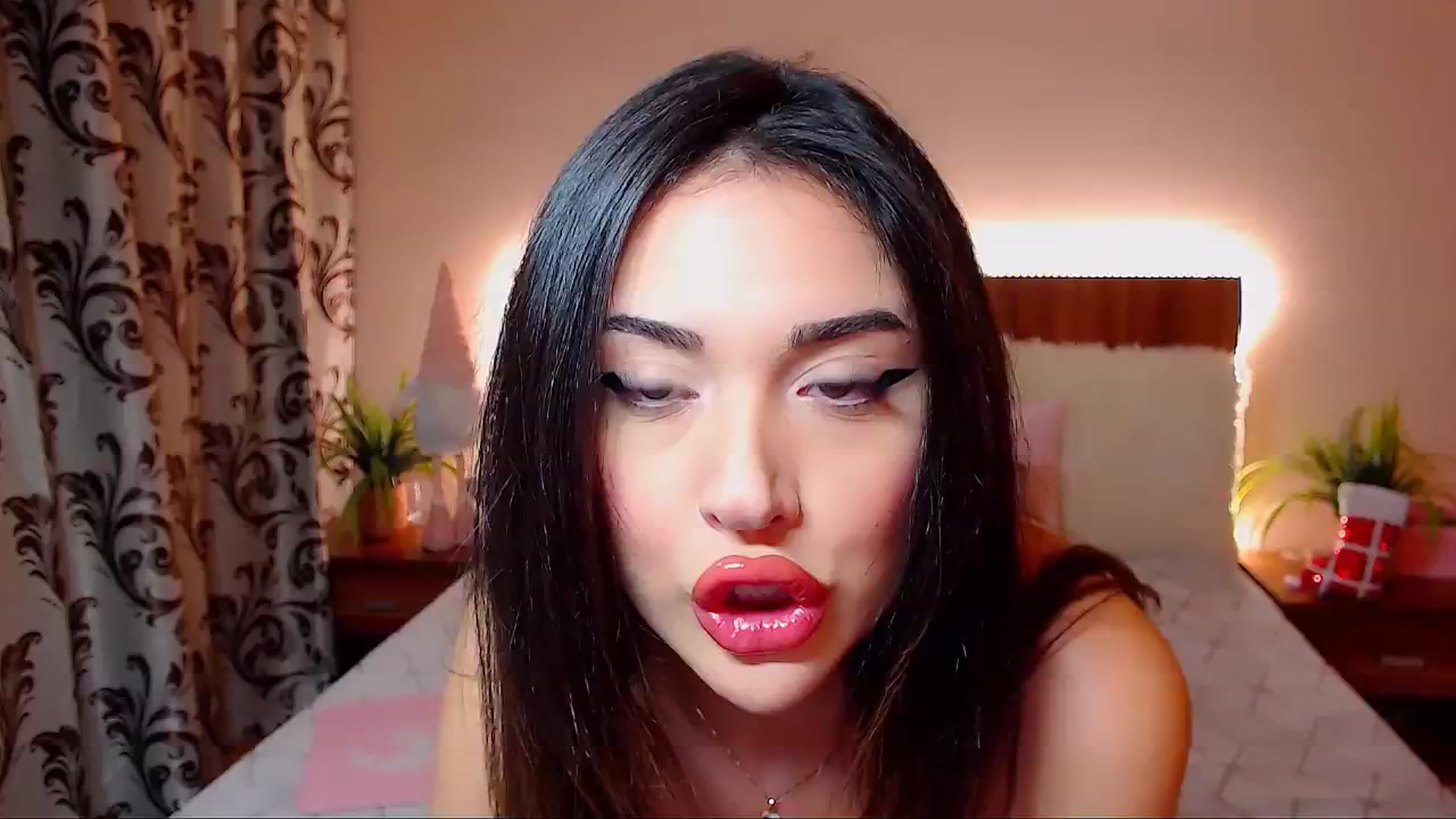 Gallery image thumbnail from DestinyFox1's myfreecams stream on, 12/17/2024, 19:25 image 10 of 20