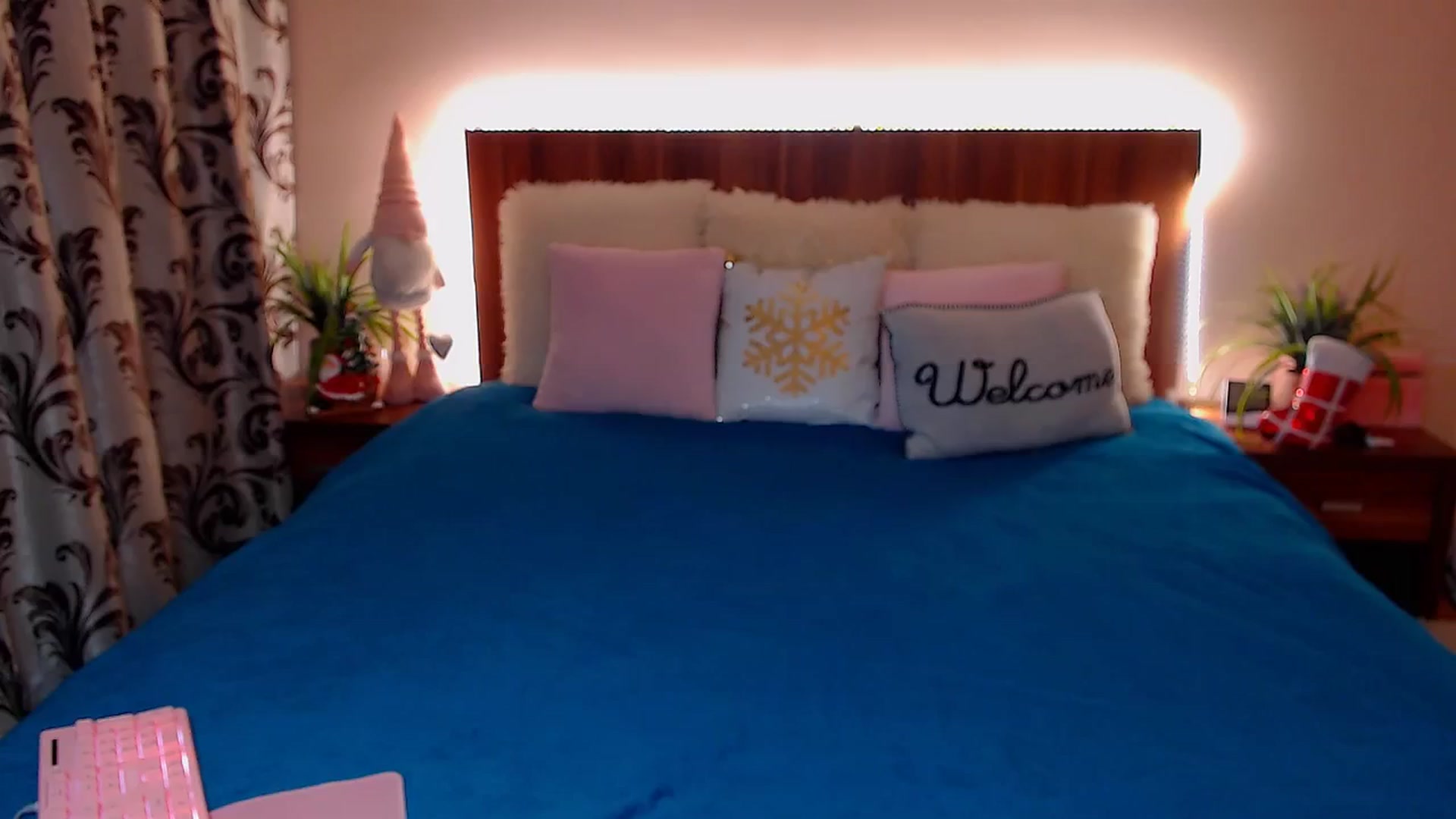 Gallery image thumbnail from DestinyFox1's myfreecams stream on, 12/19/2024, 19:51 image 7 of 20