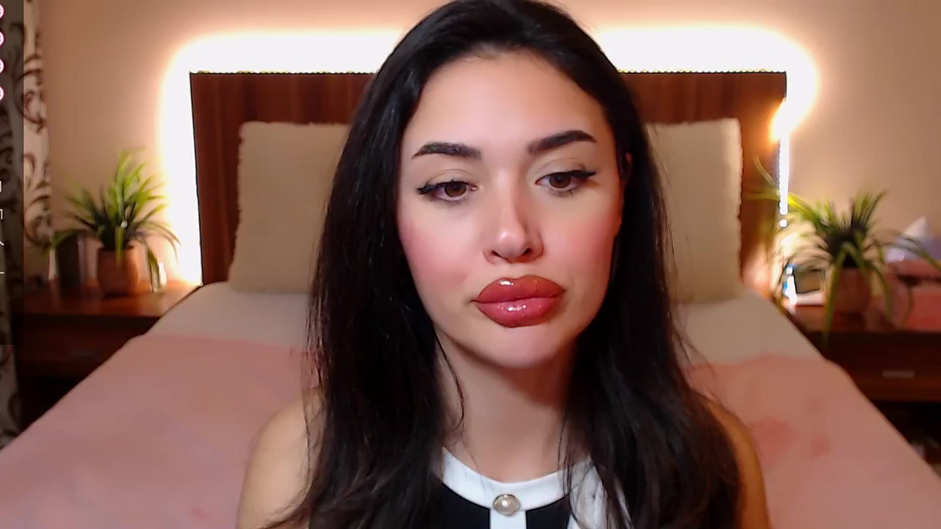 Gallery image thumbnail from DestinyFox1's myfreecams stream on, 02/22/2025, 21:27 image 9 of 20