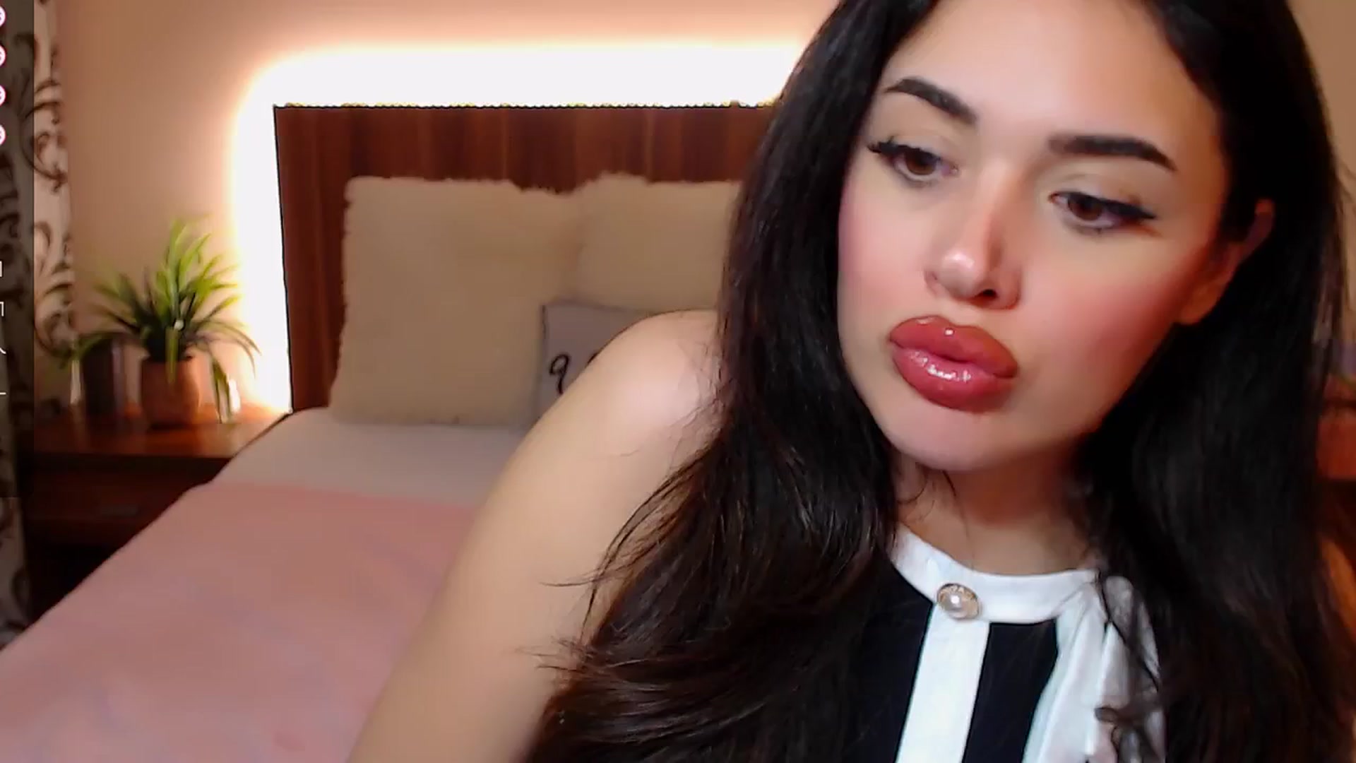 Gallery image thumbnail from DestinyFox1's myfreecams stream on, 02/22/2025, 21:27 image 10 of 20