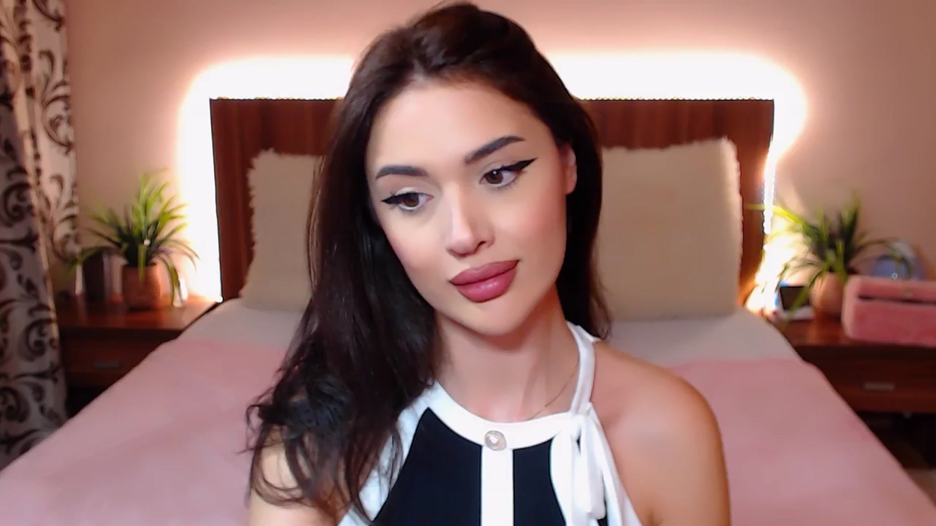 Gallery image thumbnail from DestinyFox1's myfreecams stream on, 02/26/2025, 13:25 image 8 of 20