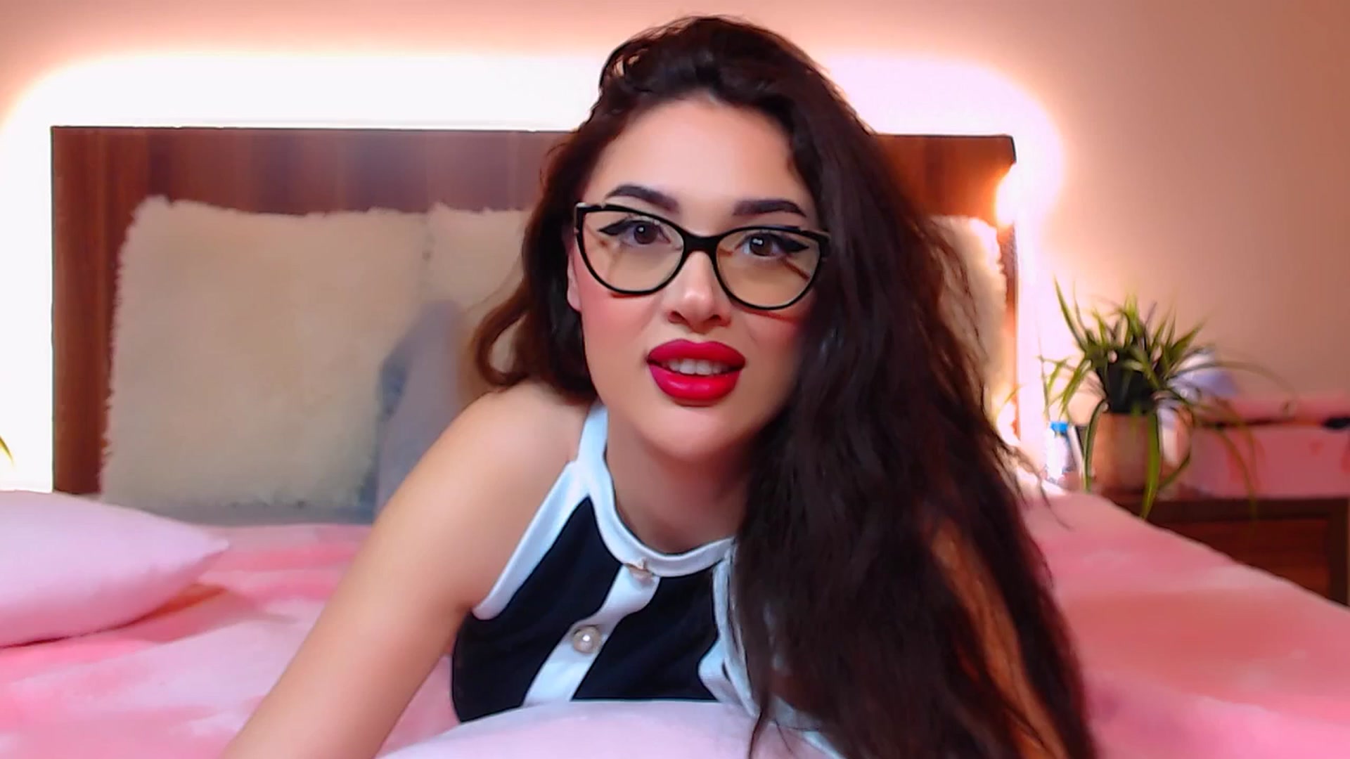 Gallery image thumbnail from DestinyFox1's myfreecams stream on, 03/20/2025, 20:47 image 15 of 20