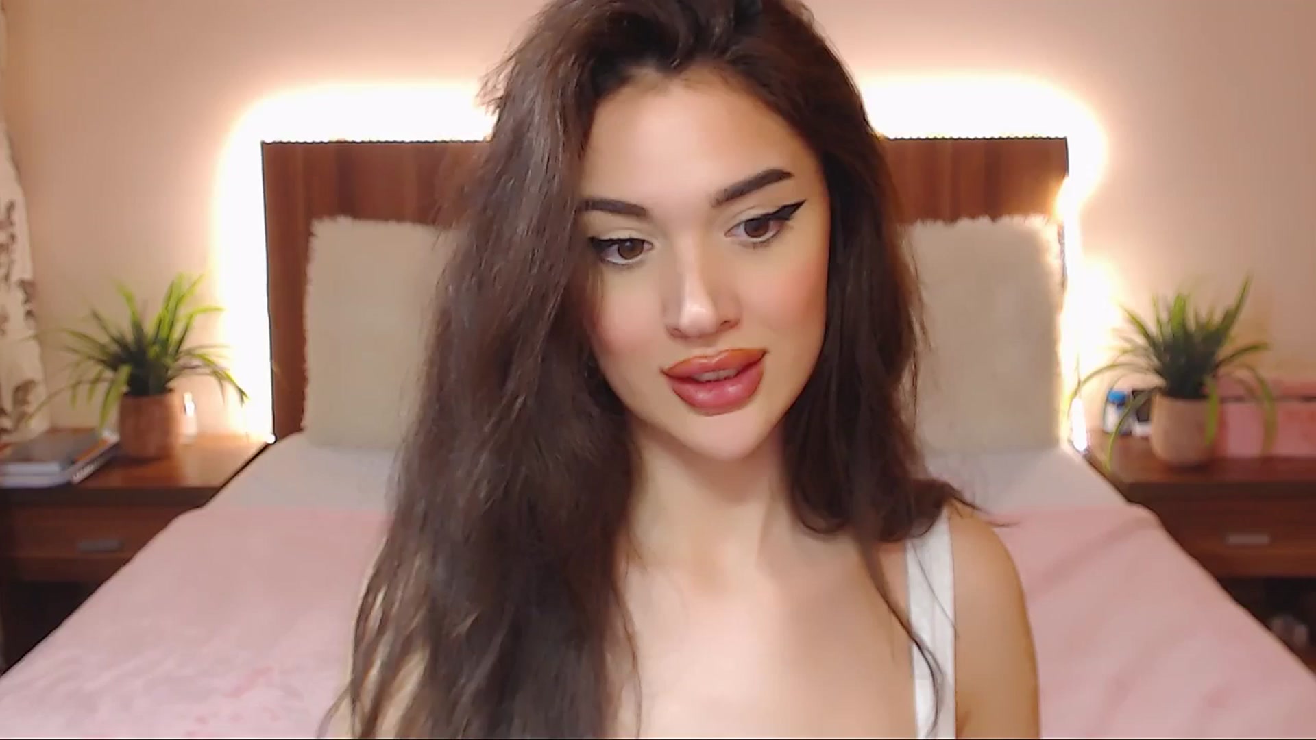 Gallery image thumbnail from DestinyFox1's myfreecams stream on, 04/09/2025, 14:51 image 5 of 20