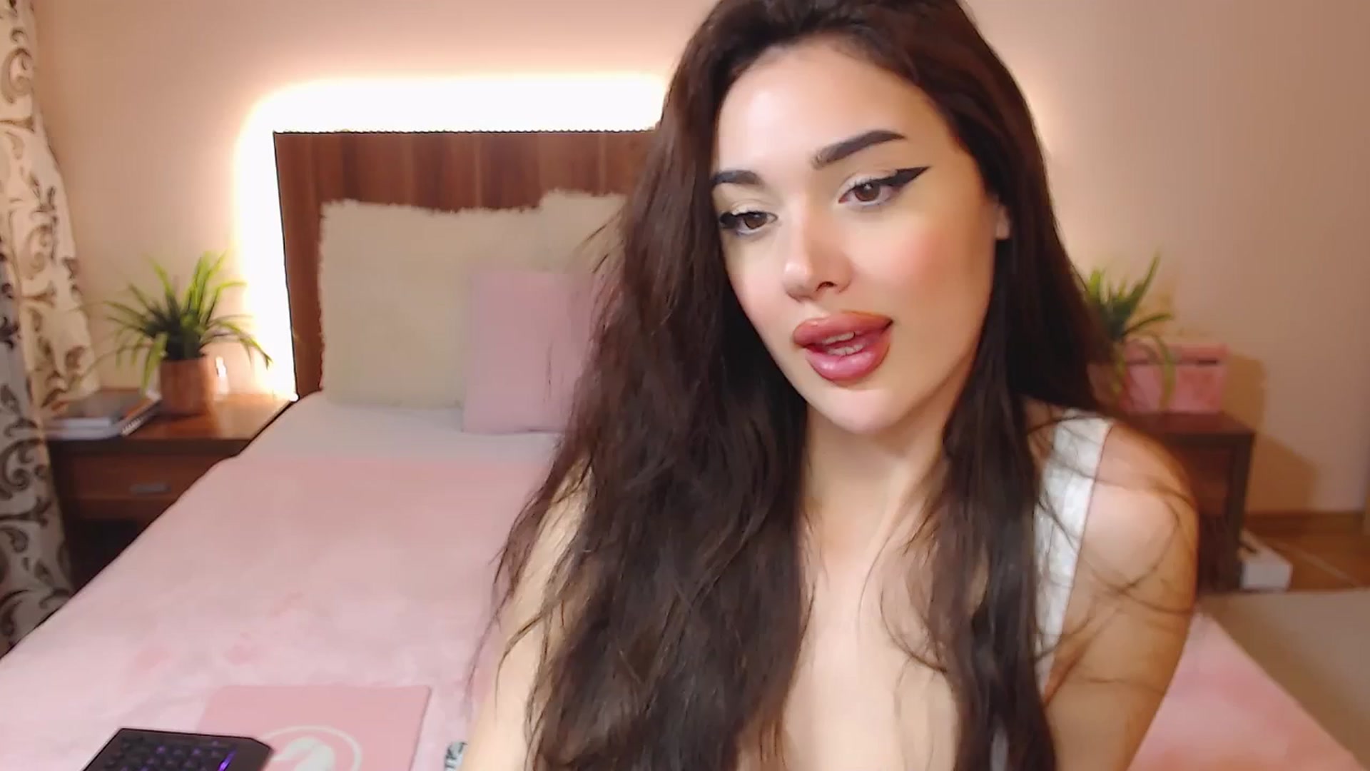 Gallery image thumbnail from DestinyFox1's myfreecams stream on, 04/09/2025, 14:51 image 16 of 20