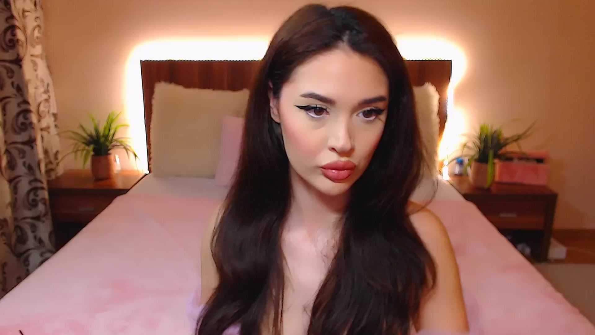Gallery image thumbnail from DestinyFox1's myfreecams stream on, 04/12/2025, 14:20 image 7 of 20