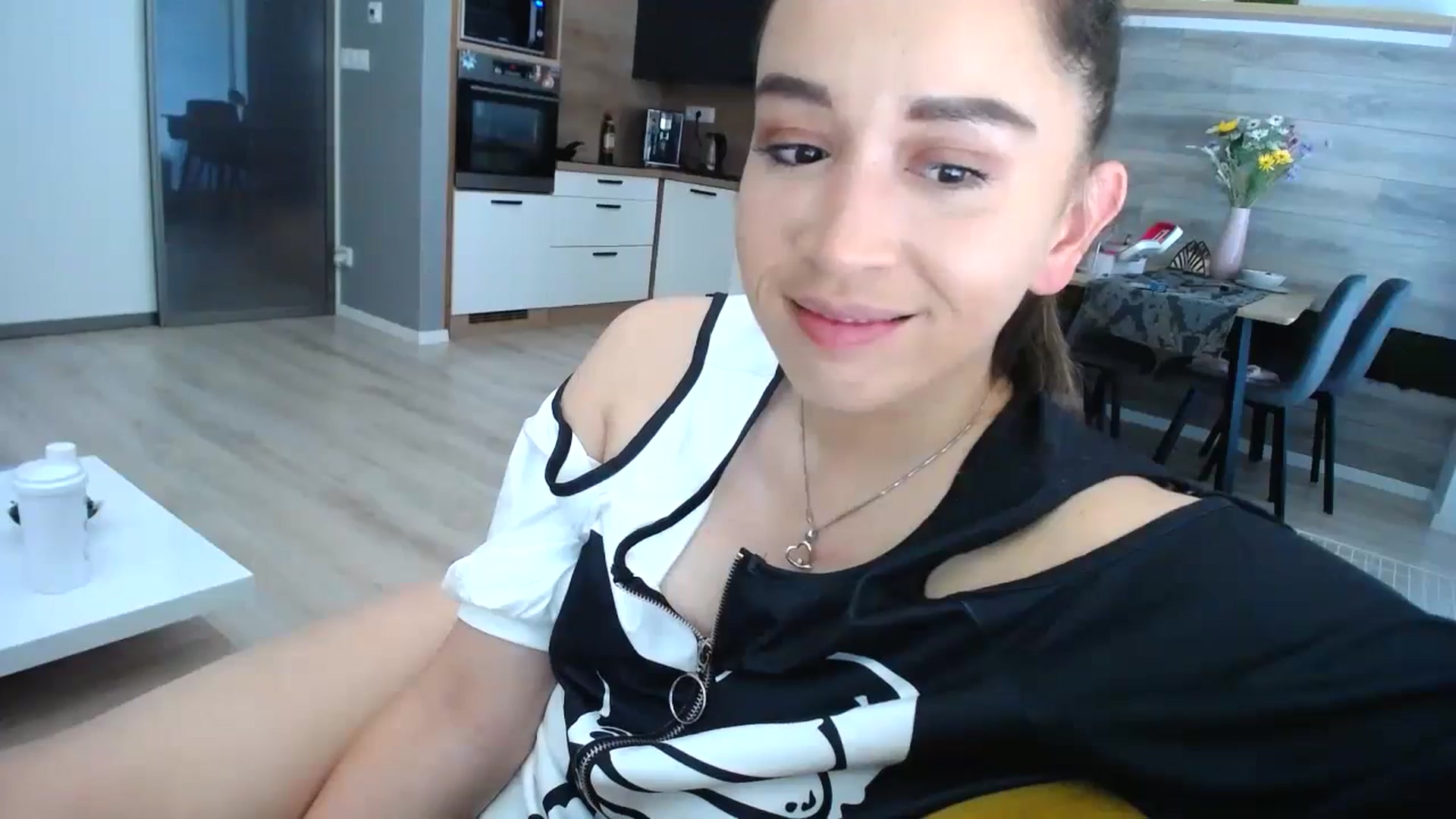 Gallery image thumbnail from Destiny____'s myfreecams stream on, 06/14/2024, 17:20 image 10 of 20