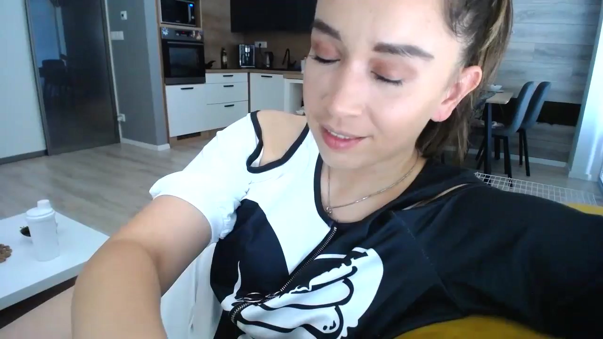 Gallery image thumbnail from Destiny____'s myfreecams stream on, 06/14/2024, 17:20 image 1 of 20