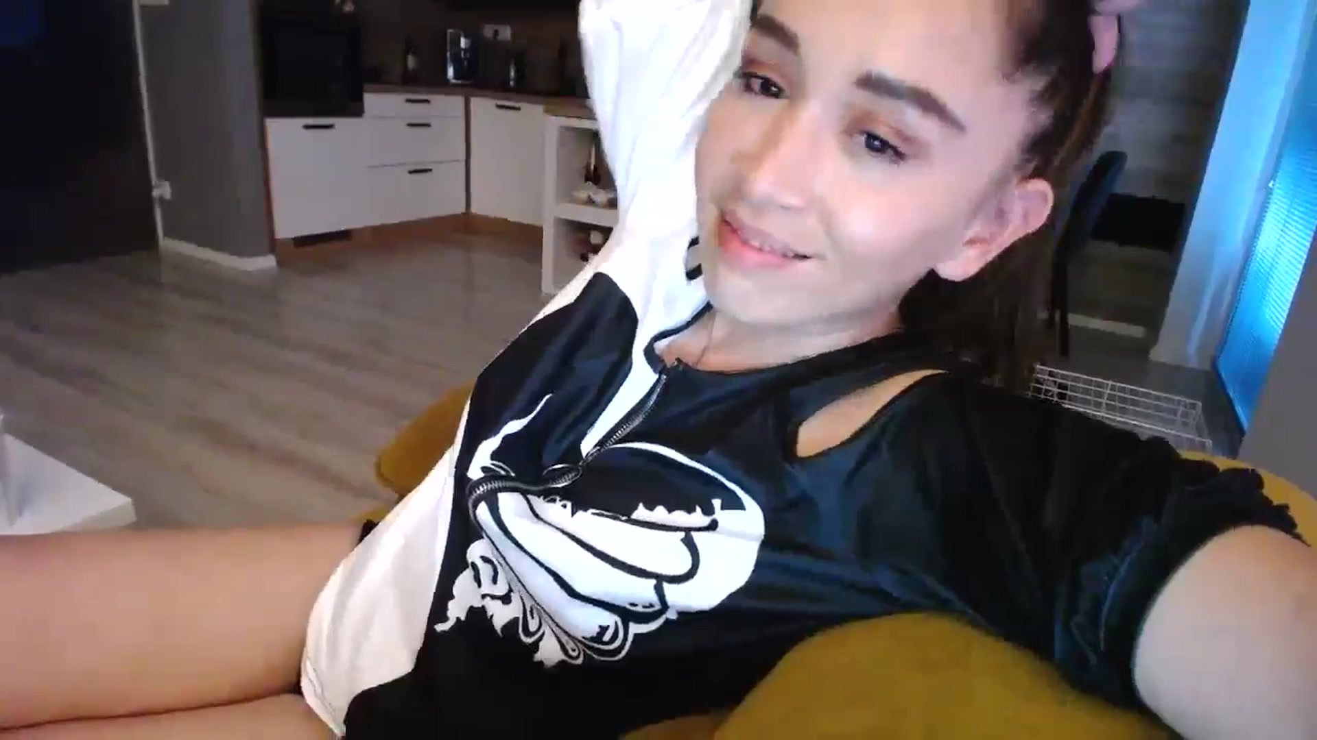 Gallery image thumbnail from Destiny____'s myfreecams stream on, 06/14/2024, 20:41 image 3 of 20
