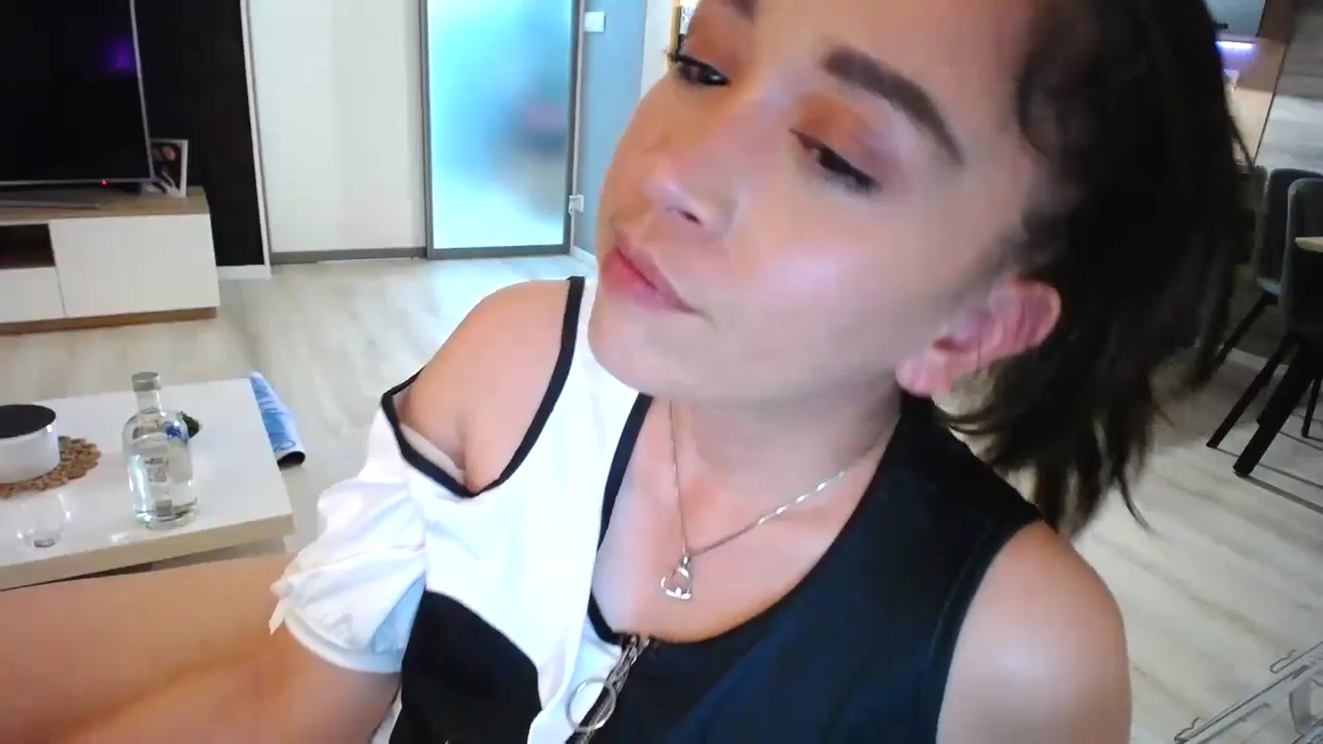 Gallery image thumbnail from Destiny____'s myfreecams stream on, 06/14/2024, 21:35 image 17 of 20