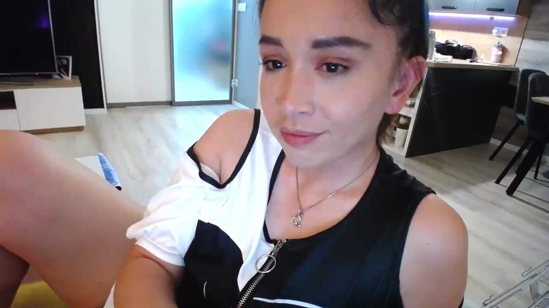 Gallery image thumbnail from Destiny____'s myfreecams stream on, 06/14/2024, 21:35 image 18 of 20